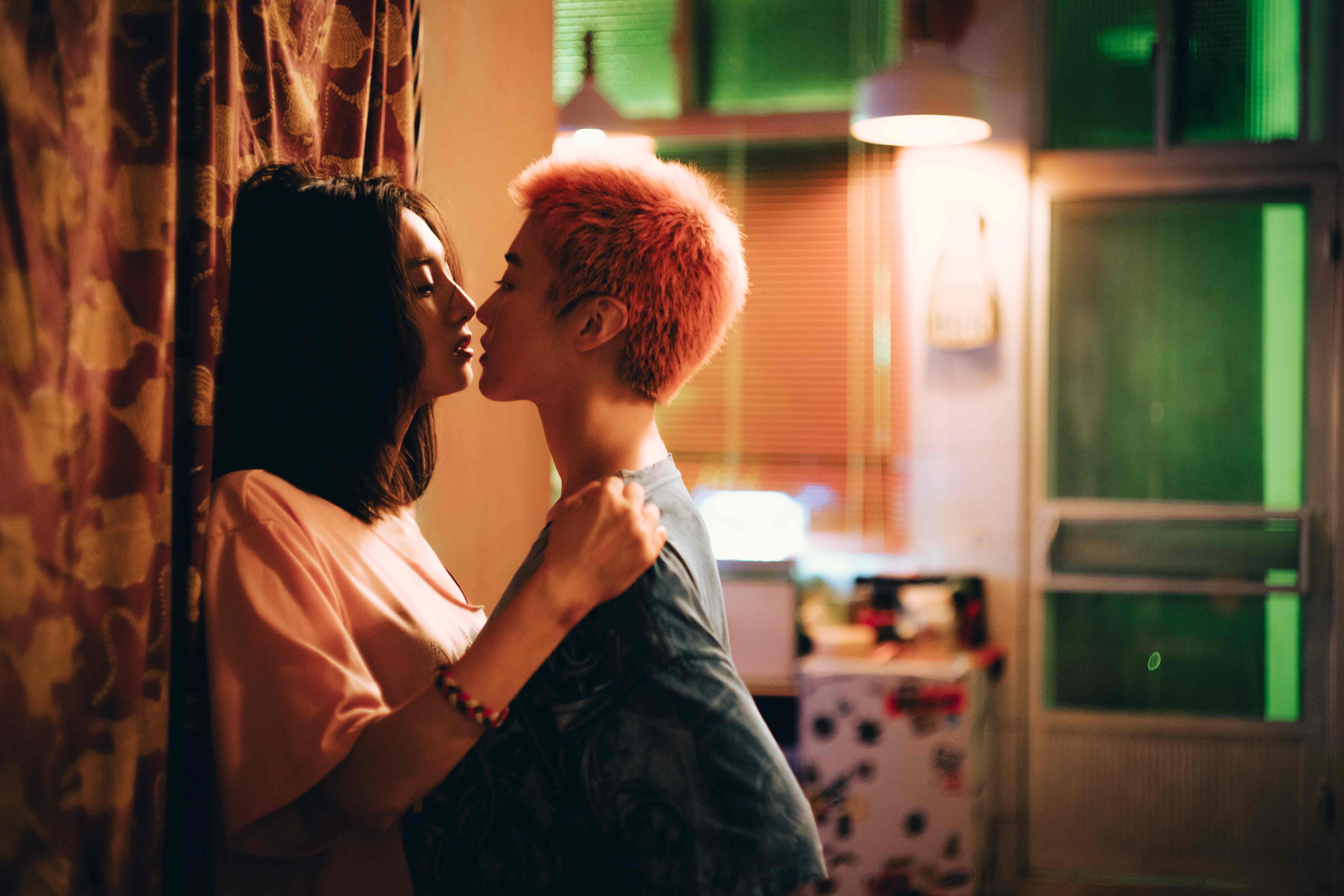 《女孩不平凡》中的新星鄧濤（右）入圍香港金像獎最佳女配角與最佳新人，左為韓寧。（綺影提供）
