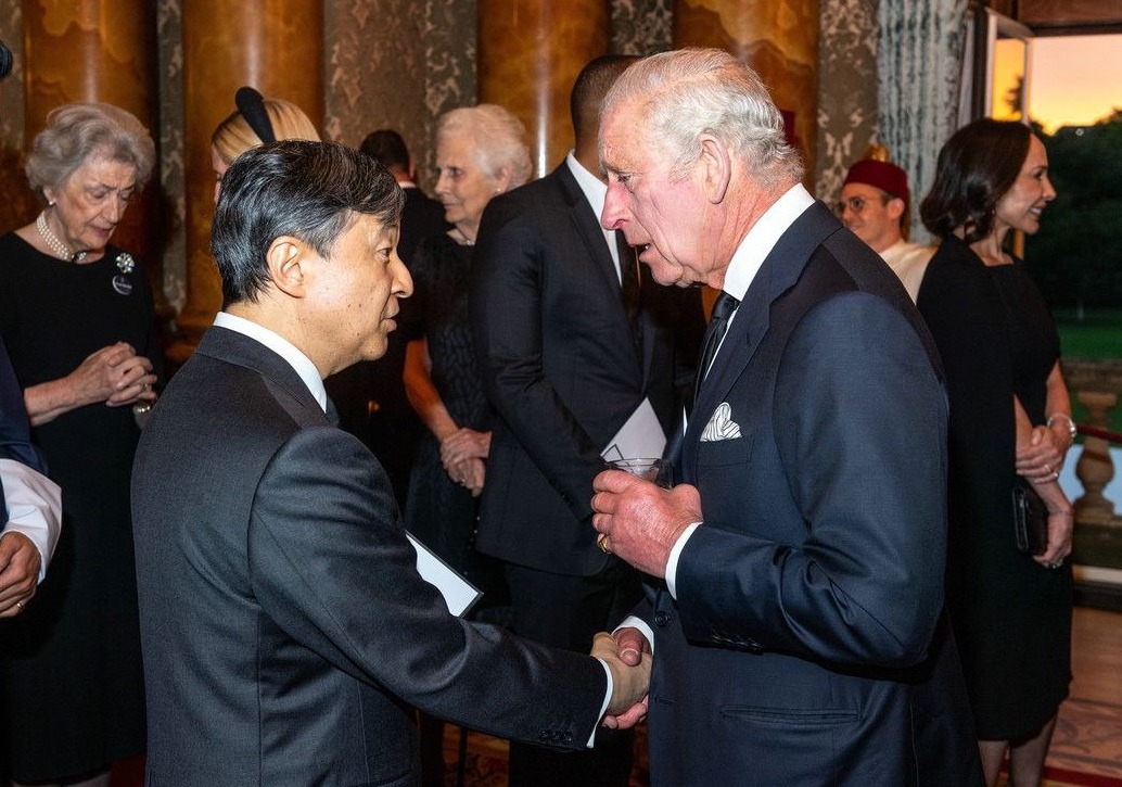 德仁天皇(左)前年赴英參加已故女王伊麗莎白二世國葬,在白金漢宮與查爾斯三世(右)見面。(翻攝X@ImperialJPNfan)