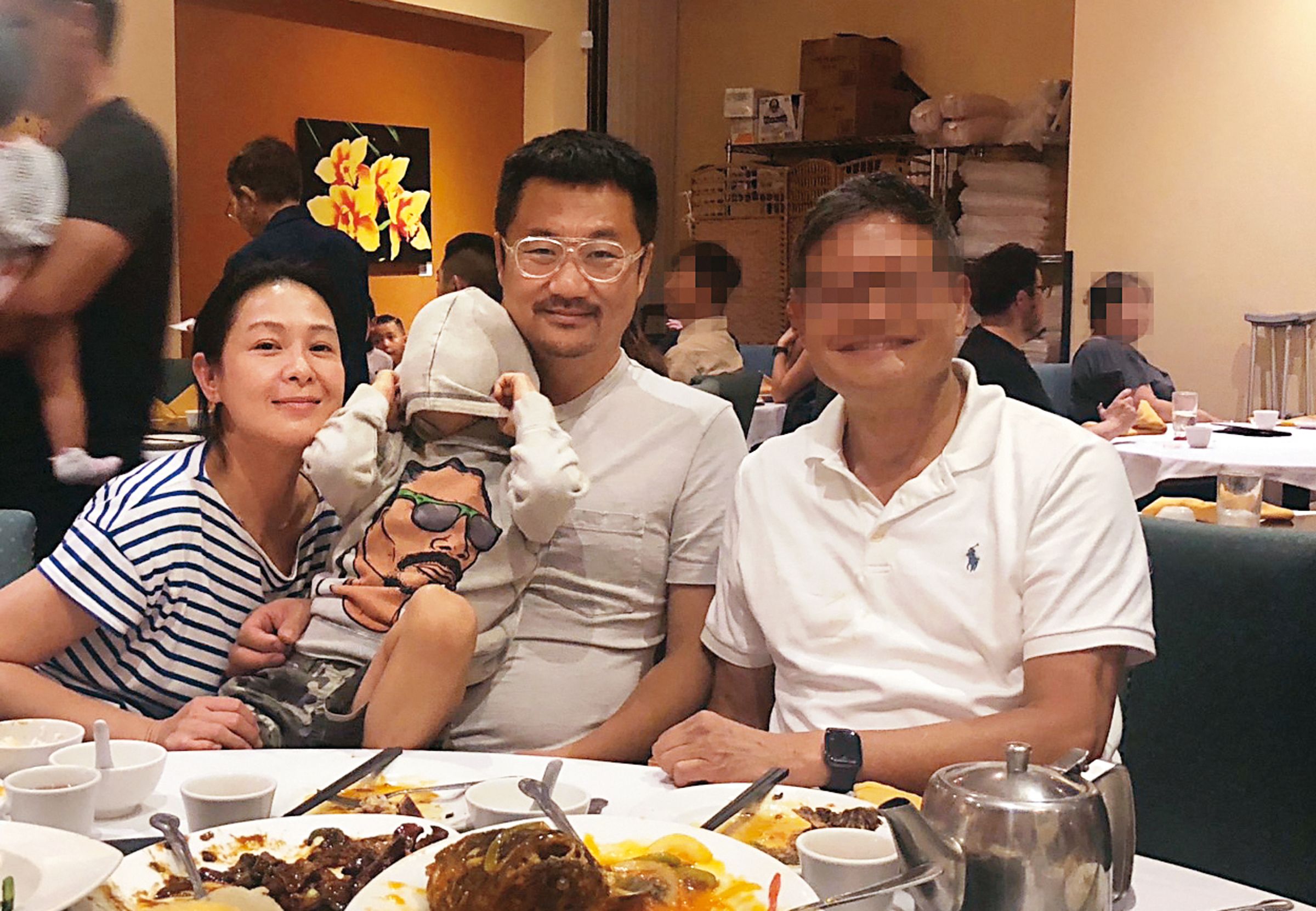 劉若英(左)曾經帶著老公鍾石(中)前往美國,與姑丈(右)相聚時留下合影,可見在房產爭訟之前關係仍好。(讀者提供)