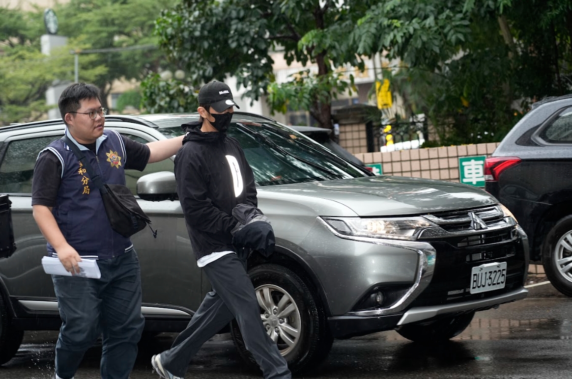 藝人閃兵案展開第3波搜索，藝人修杰楷等4人遭拘提到案。