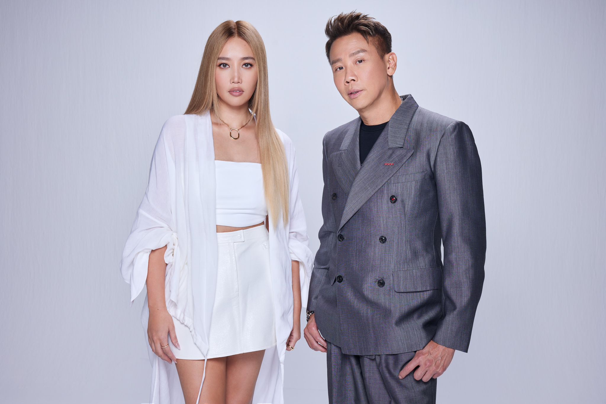 以兄妹互稱的陶喆和A-Lin飆唱新歌〈Lonely is the Night〉。（偉大文化提供）