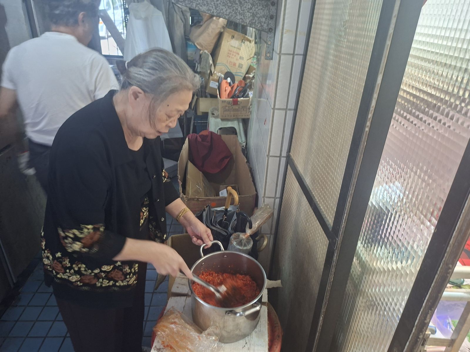 雄記的辣椒，由孫佩霞親手炒製。原本她只需要每週炒一鍋，因為沈伯洋效應，現在變得3天就得炒一次