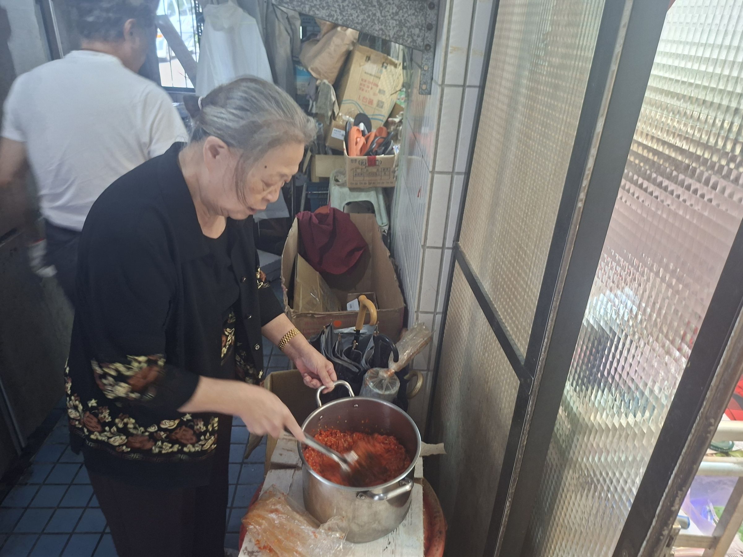 雄記的辣椒,由孫佩霞親手炒製。原本她只需要每週炒一鍋,因為沈伯洋效應,現在變得3天就得炒一次。