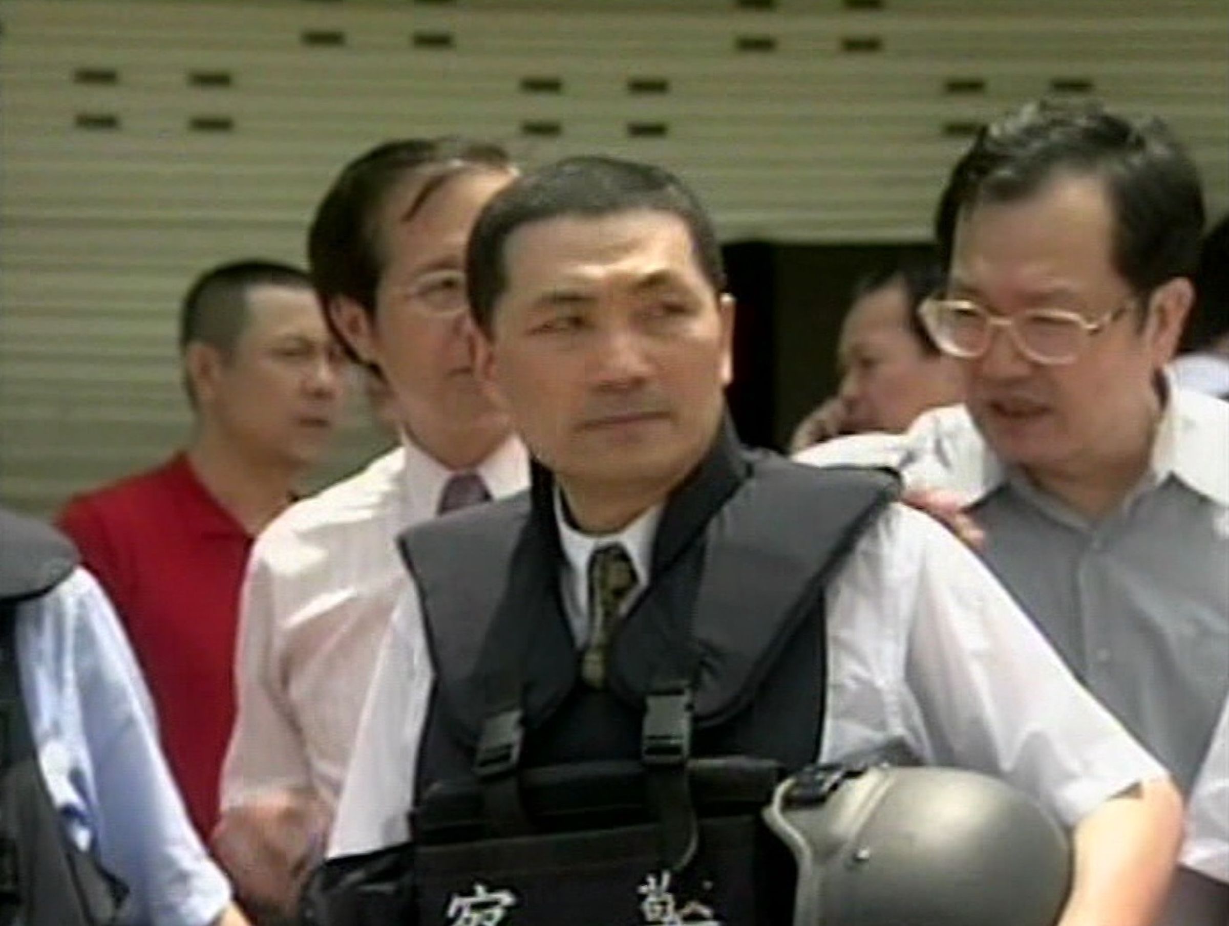 在歷經重創警方士氣的「大寮之戰」後,侯友宜在2005年7月成功逮捕槍擊要犯張錫銘。(東森新聞提供)