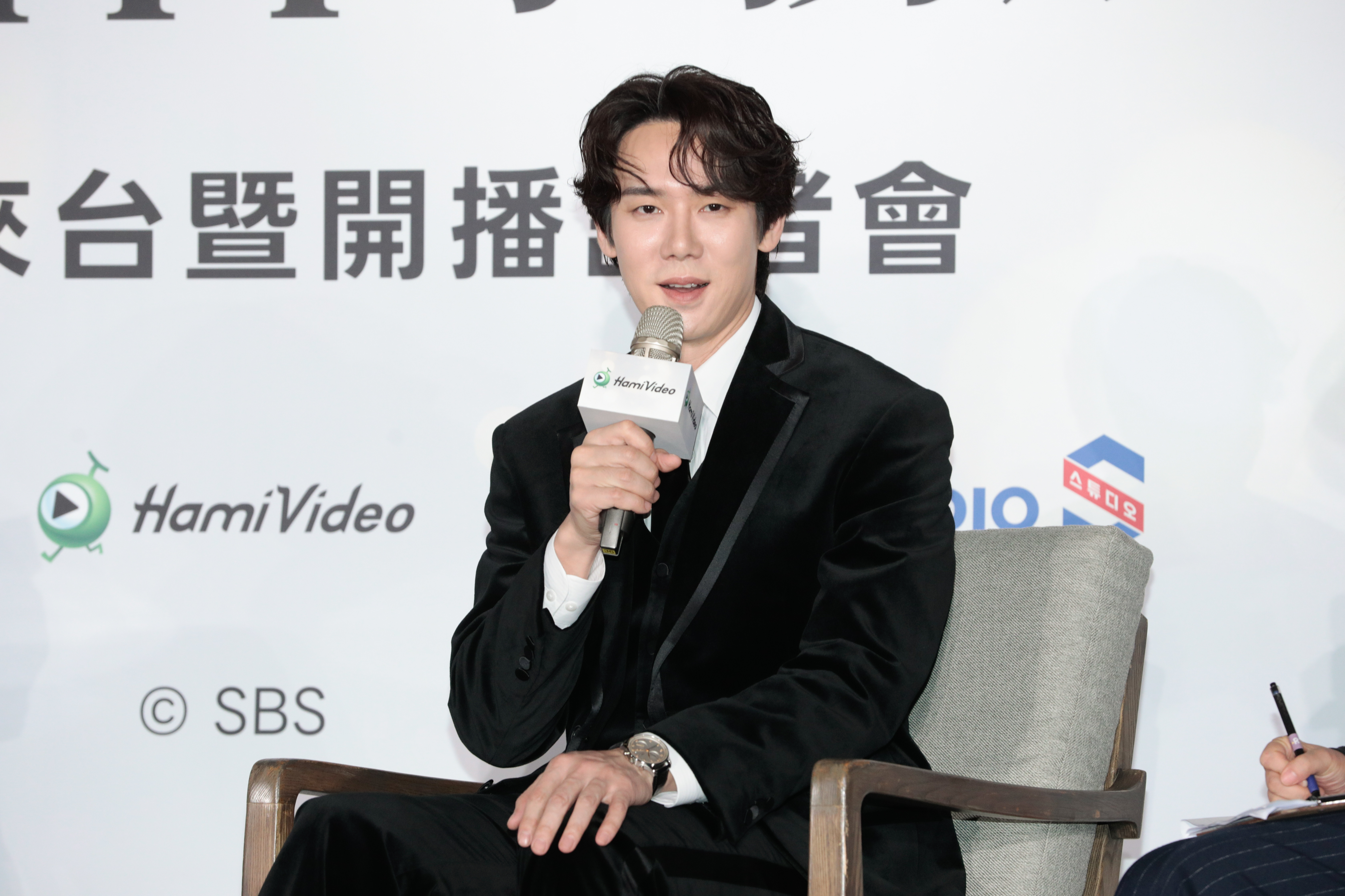 柳演錫將在新劇《神與律師事務所》飾演會被附身的律師，笑說「和演員蠻像的。」