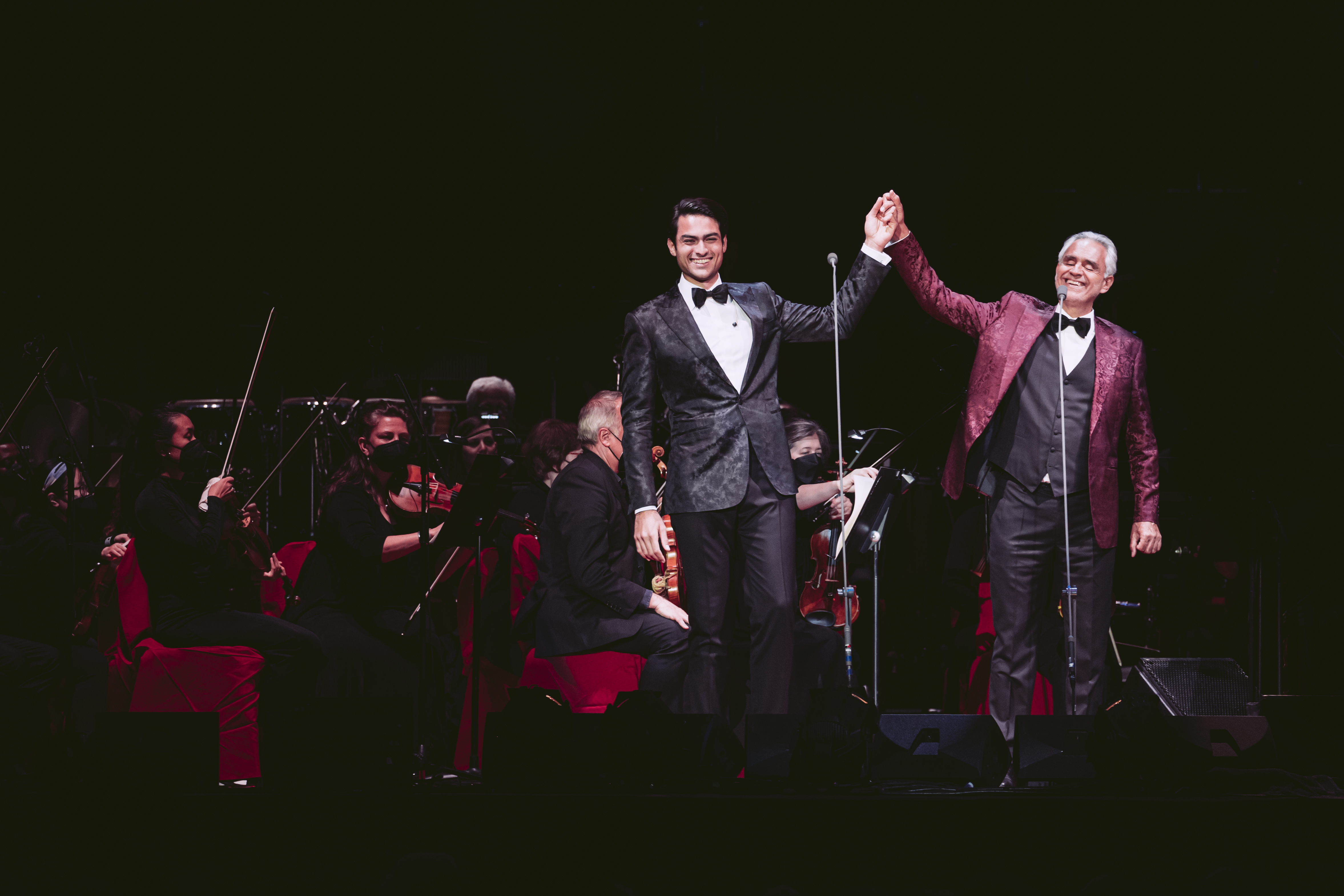 波伽利（右）下週將與兒子馬提歐（左）登上台北大巨蛋舞台。（牛耳藝術提供）