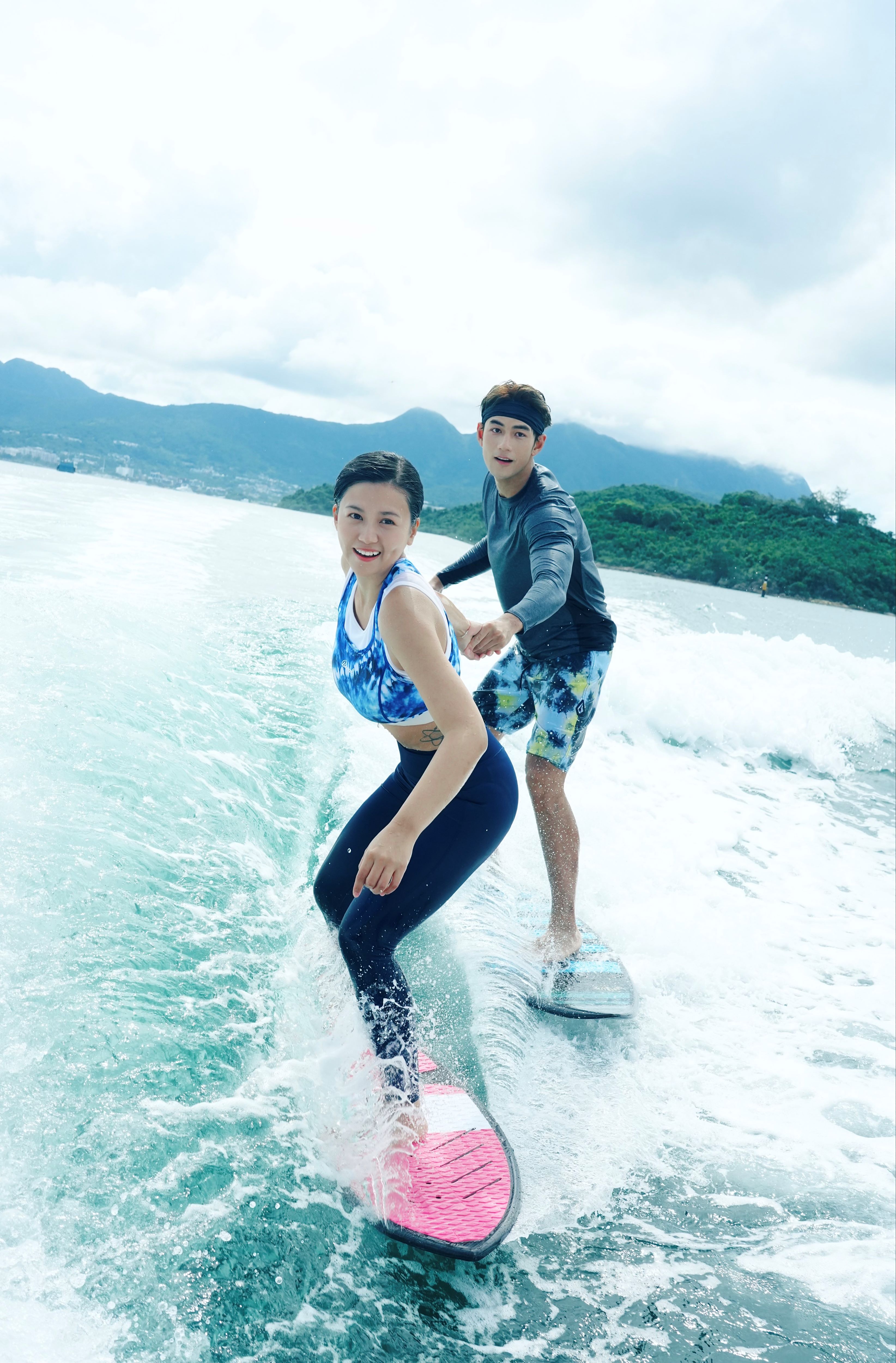 《浪花男女》描述快艇衝浪（wakesurf）在香港掀起熱潮，教練孫漫（楊偲泳 飾）卻因為教學方法被網絡公審；新生代男神魏浚笙則為一場戲跳海31次。（華映提供）