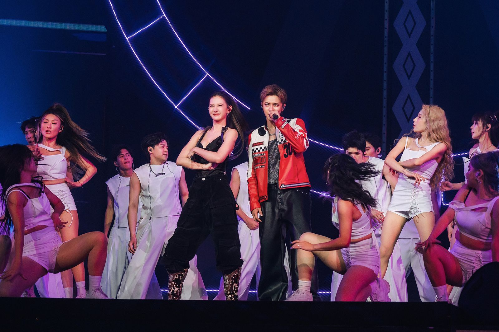 安心亞低胸勁裝助陣羅志祥 熱歌勁舞炒熱氣氛