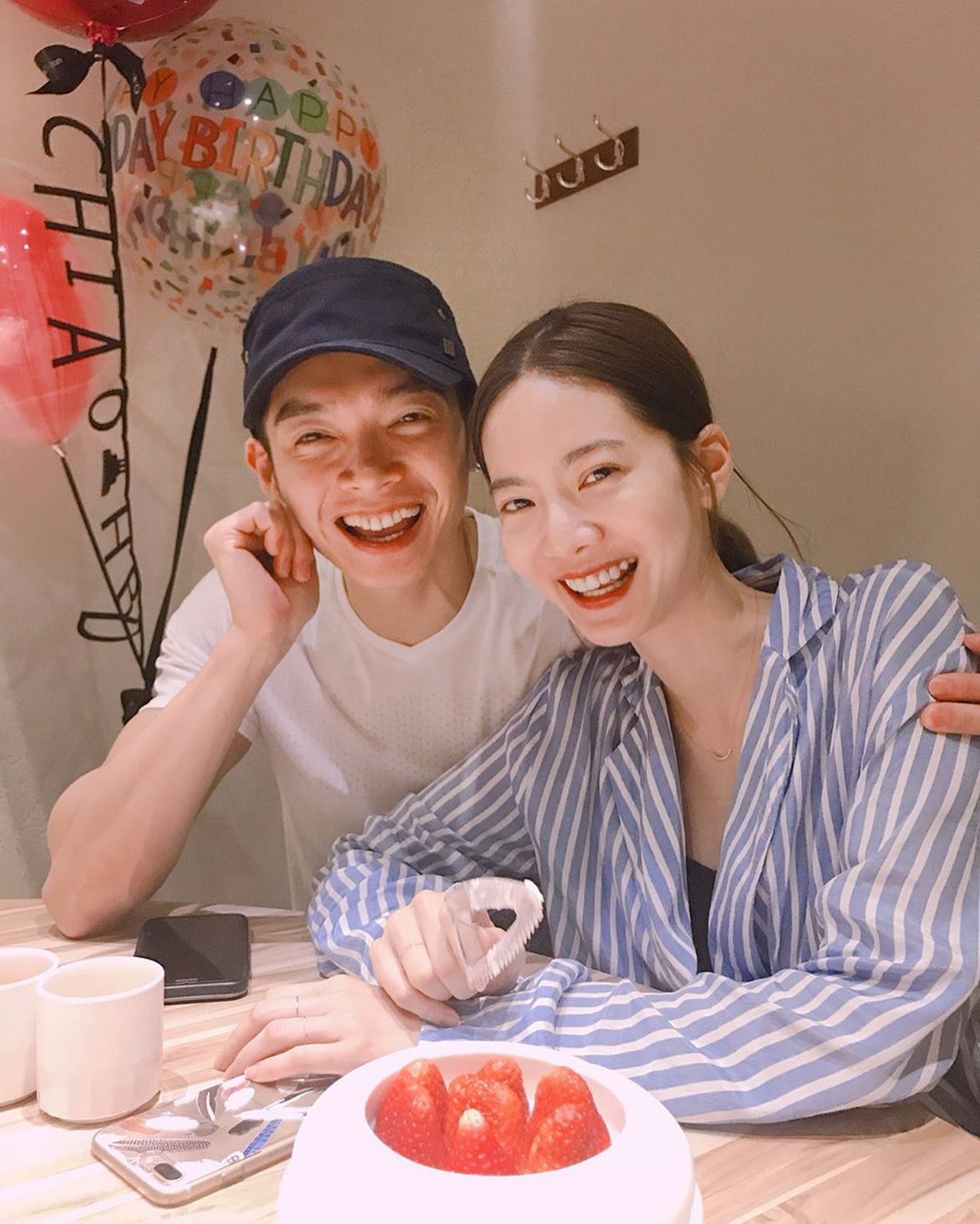 曾之喬（右）、辰亦儒（左）2020年宣布結婚喜訊。（翻攝自曾之喬IG）