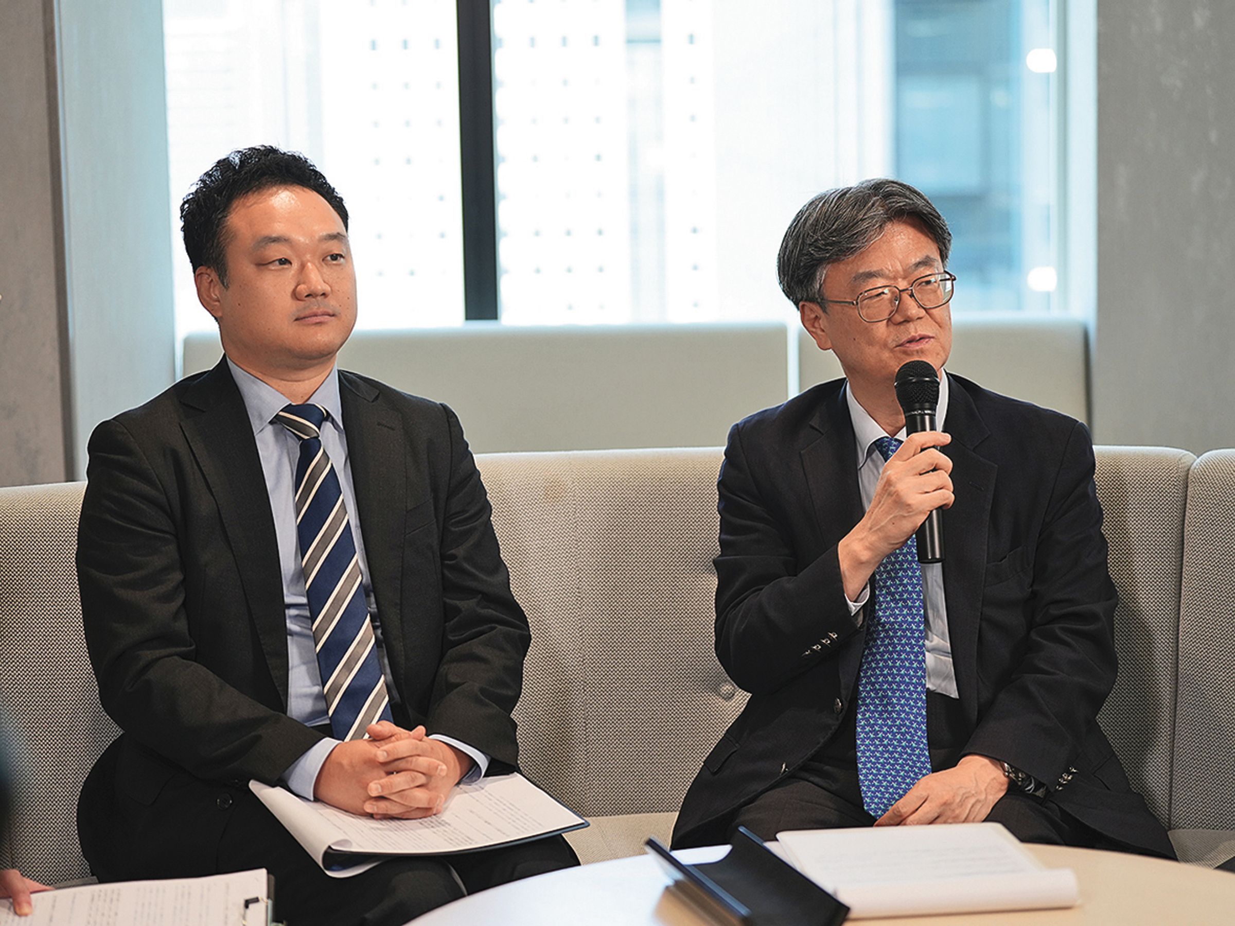 日本德勤財務諮詢合同會社：房地產仲介經理柴田大祐(左)、房地產暨轉型重組合夥人伊藤雅之(右)回應產業趨勢走向。