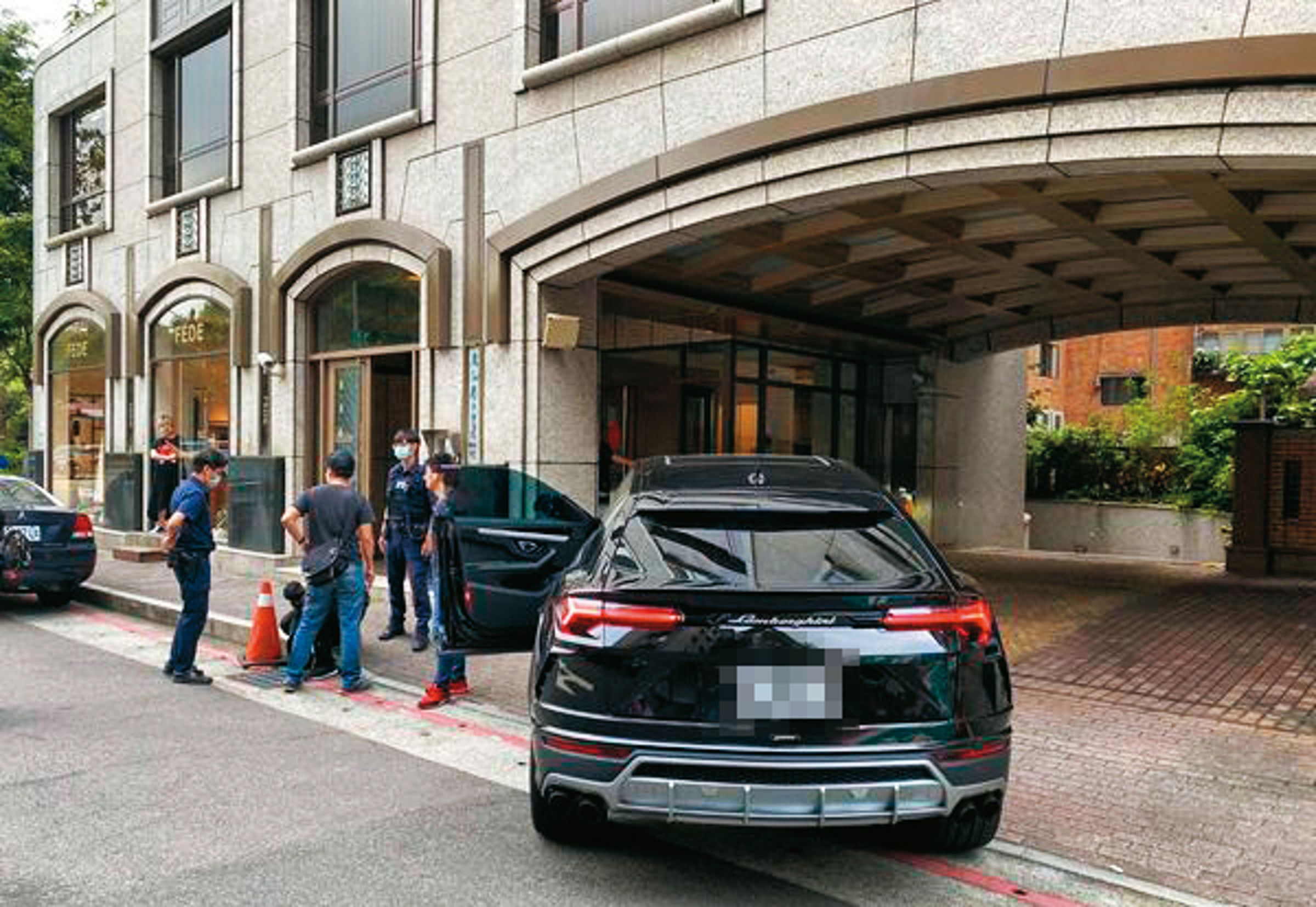涂誠文的藍寶基尼千萬元名車曾被保全偷走，檢警懷疑這部車也是以不法所得購買。（翻攝畫面）