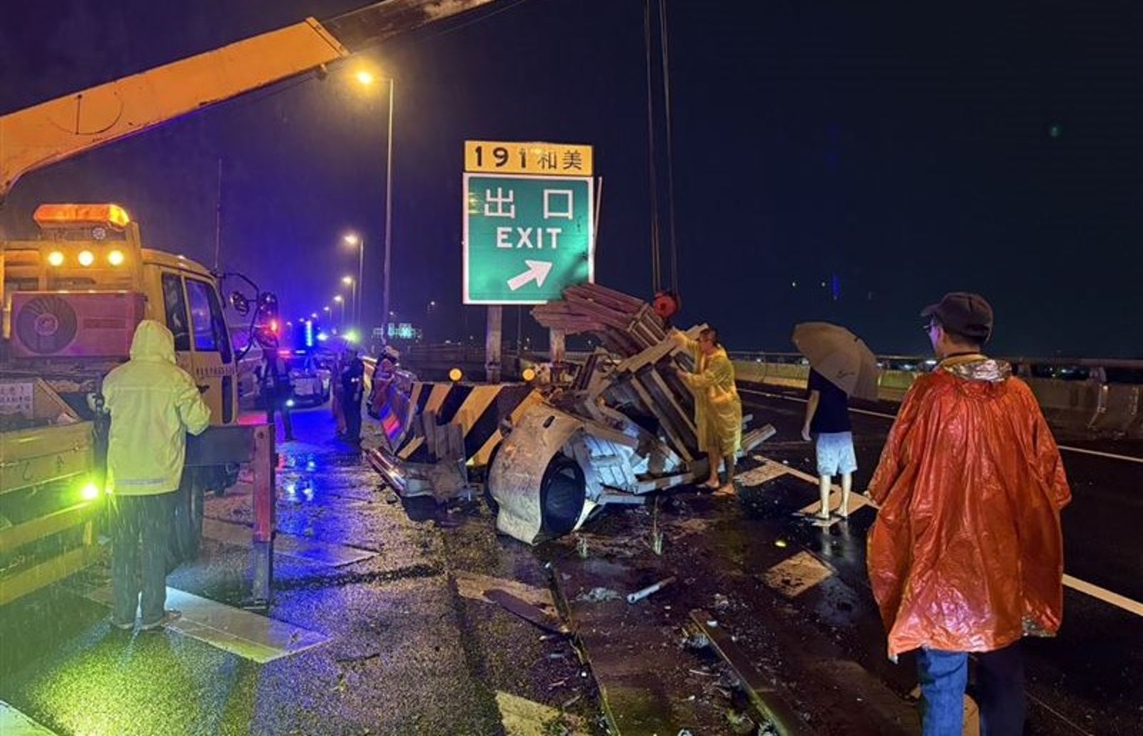 國3離奇死亡!42歲男自撞後下車「坐護欄」 下秒墜橋亡