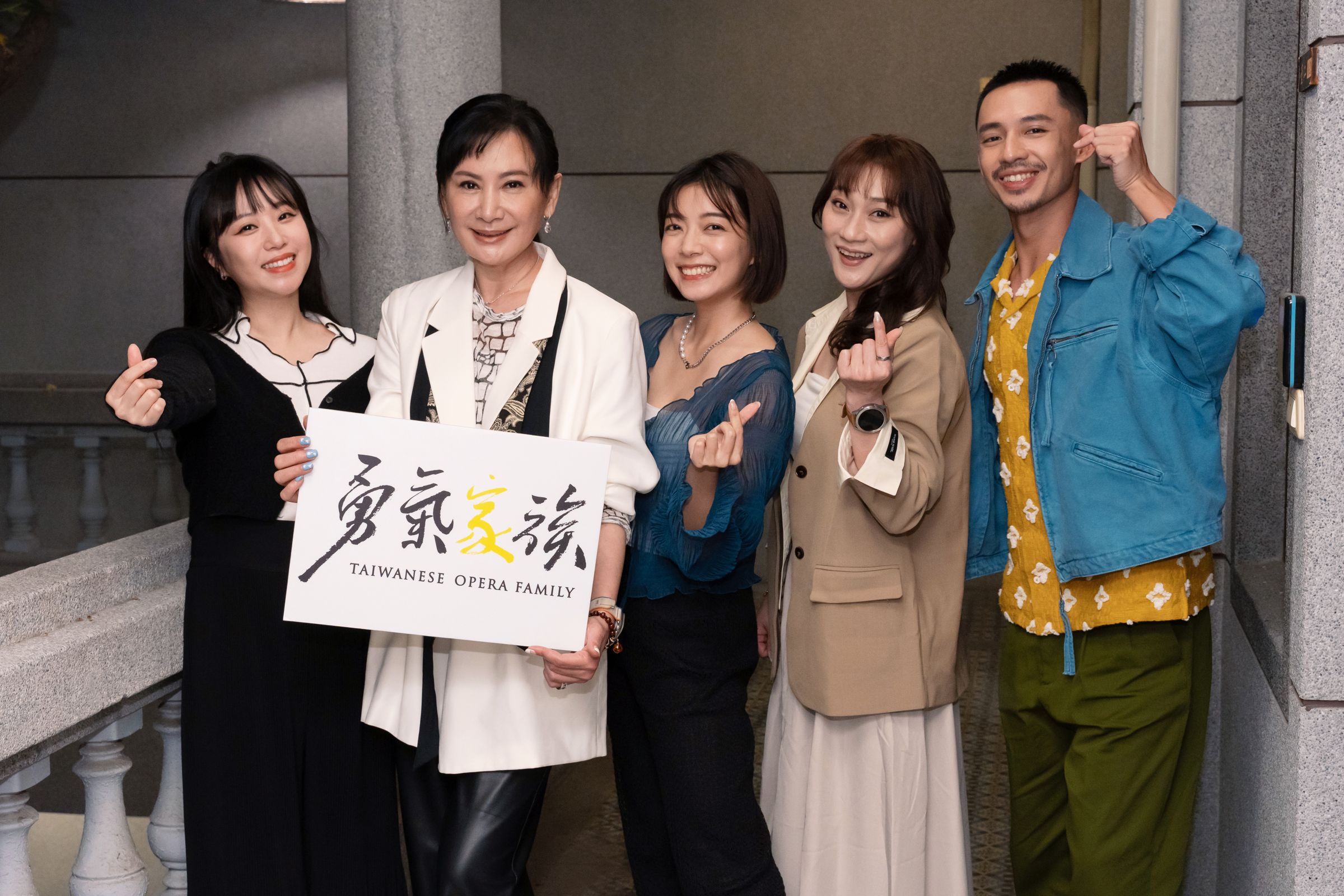 陳亞蘭率新戲《勇氣家族》演員林雨宣、鄭茵聲、洪毓璟和何佩芸出席導演葉天倫的春酒。(青睞影視提供)