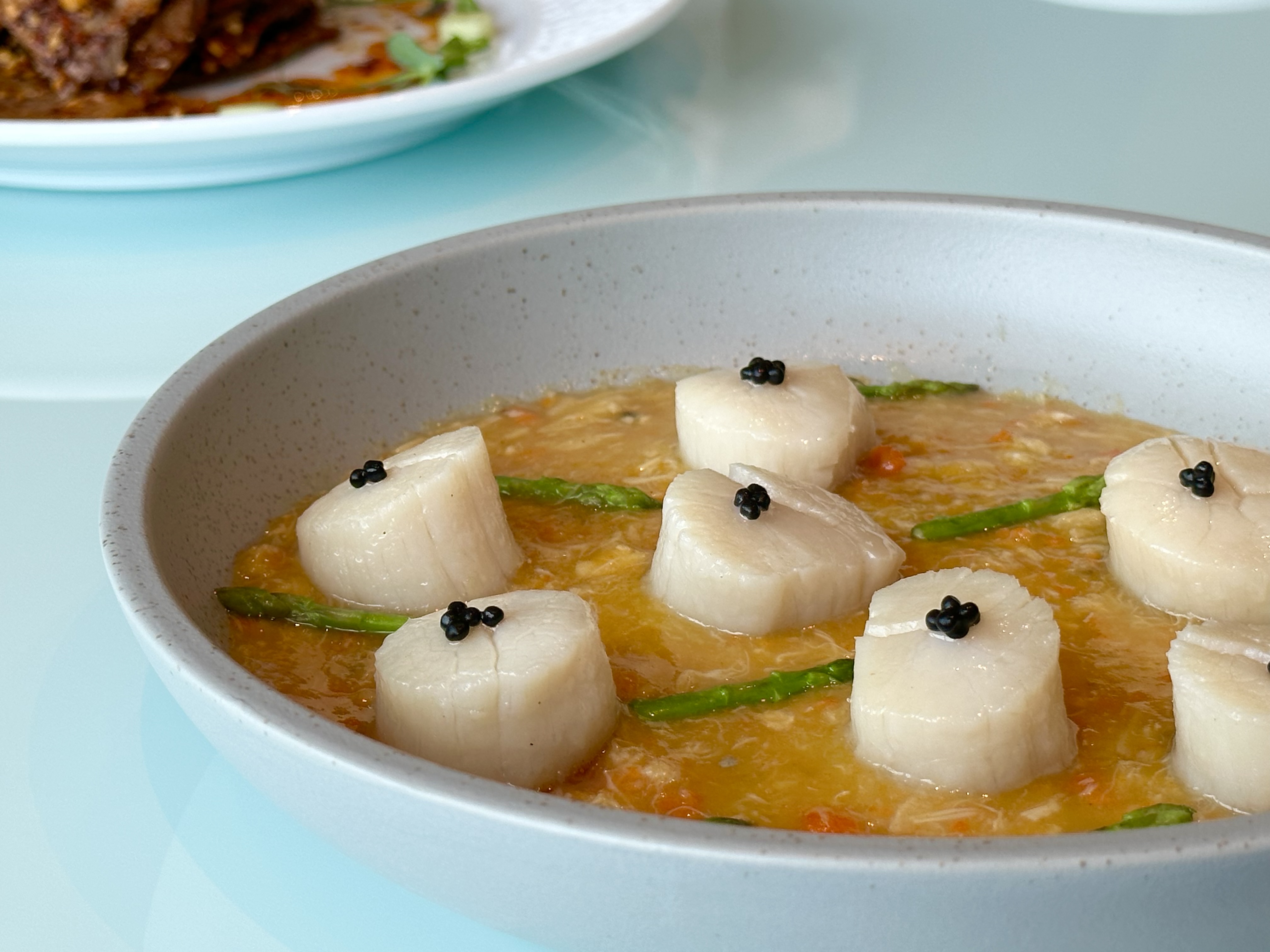 「鴻圖蟹粉帶子」用大閘蟹的蟹黃、蟹肉，與上湯調成芡汁，凸顯日本干貝的甜美。（980元／份）