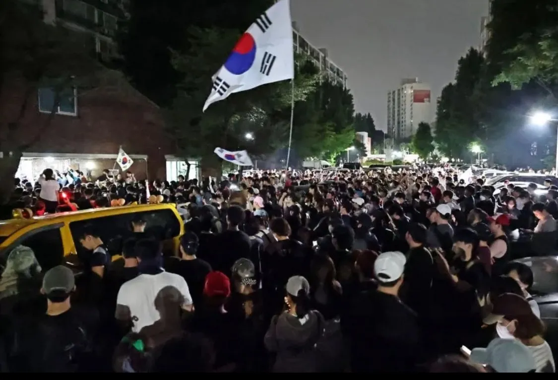 南韓選務大亂！選票短缺引爆舞弊質疑　首爾民眾深夜圍堵票箱要求重選