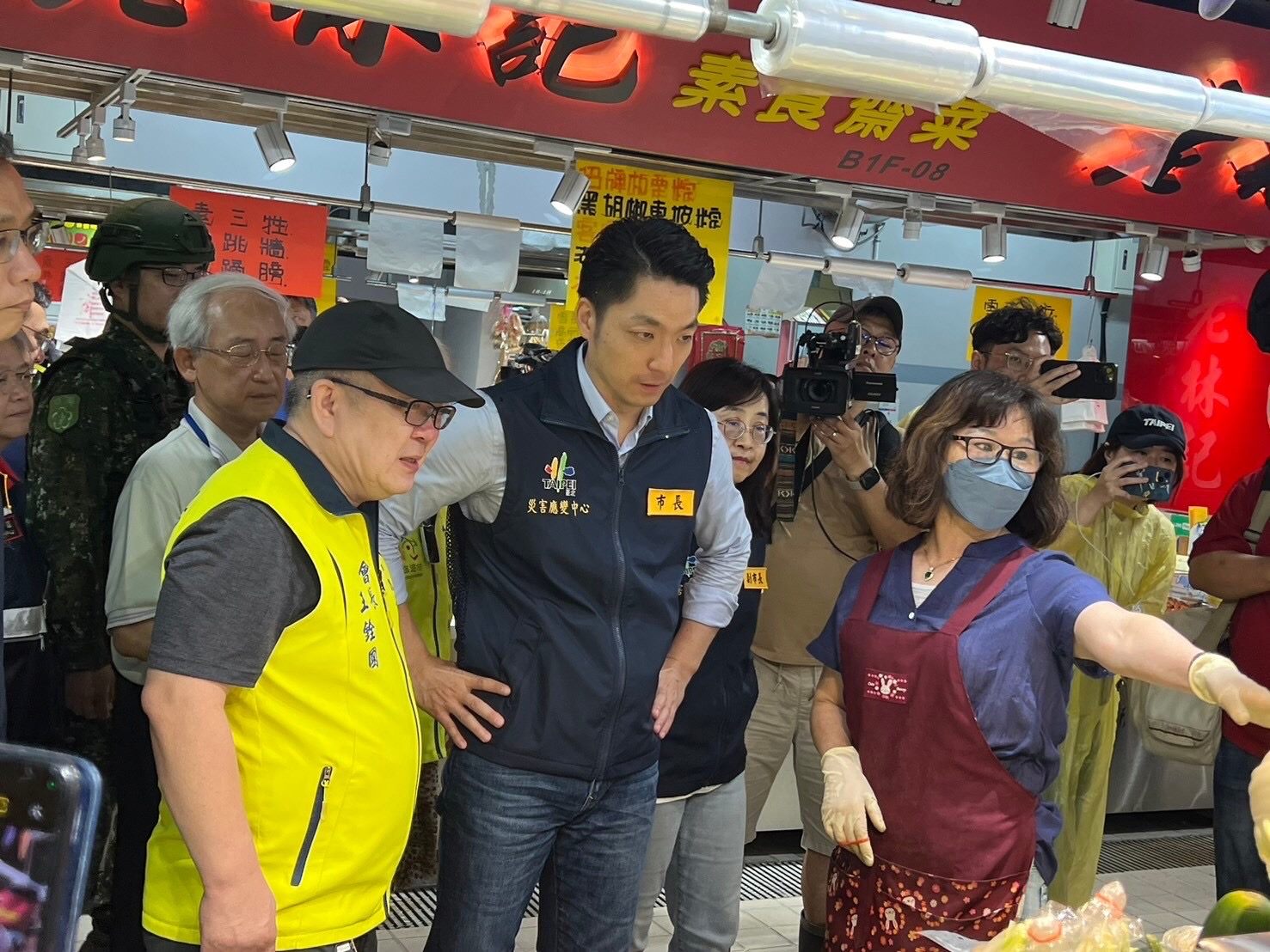 蔣萬安今赴南門市場視察物資供應情況，表示目前蔬果供應正常，民眾尚無需搶購。（台北市市場處）