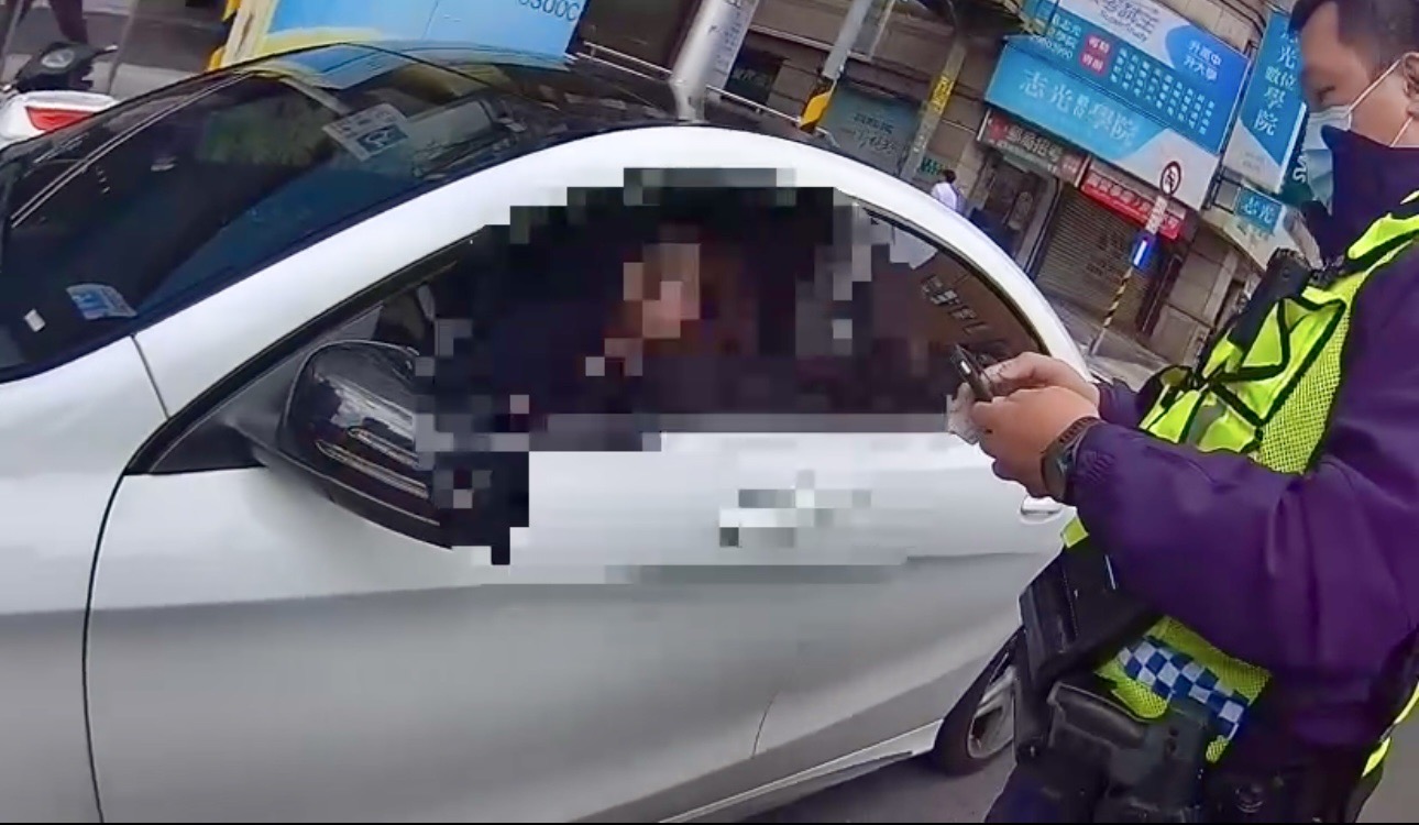 警方公布密錄器畫面自清表示，駕駛並排違停，取締時對方未反應身體不適。（翻攝畫面）