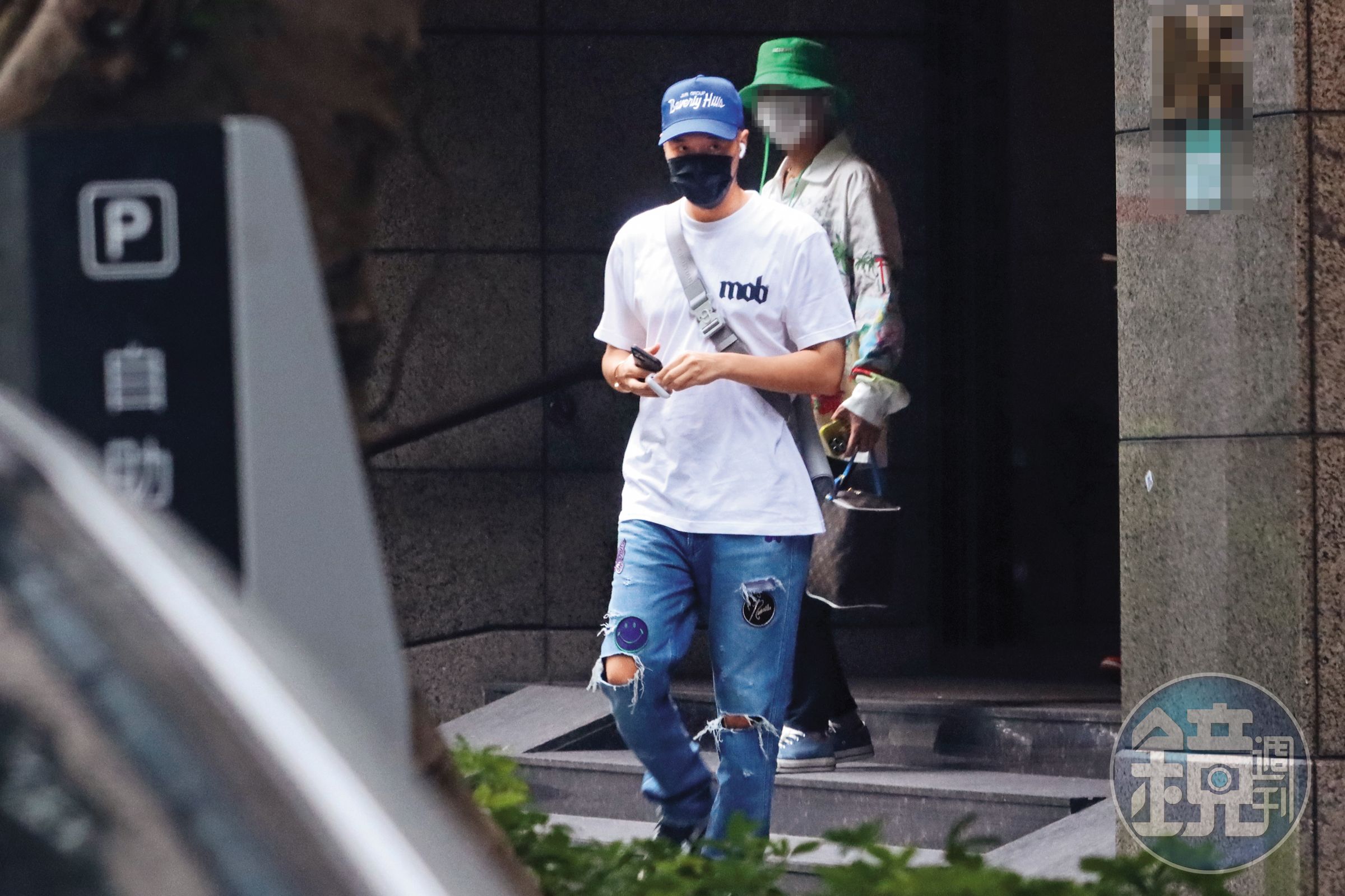 周湯豪(前)傳出砸了8,000萬元買下台北市內湖的豪宅,沒跟長期相依為命的媽媽比莉住在一起,更有一說他已有了成家打算。