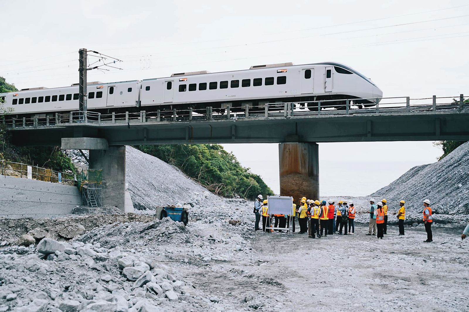 台鐵每日運量超過60萬人次,為國內大眾運輸主幹。(翻攝陳世凱臉書)