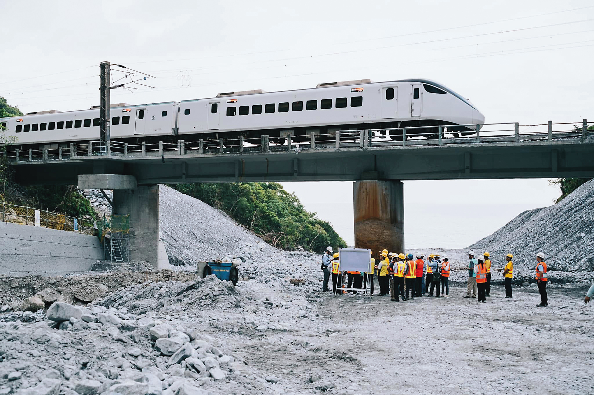 台鐵每日運量超過60萬人次，為國內大眾運輸主幹。（翻攝陳世凱臉書）