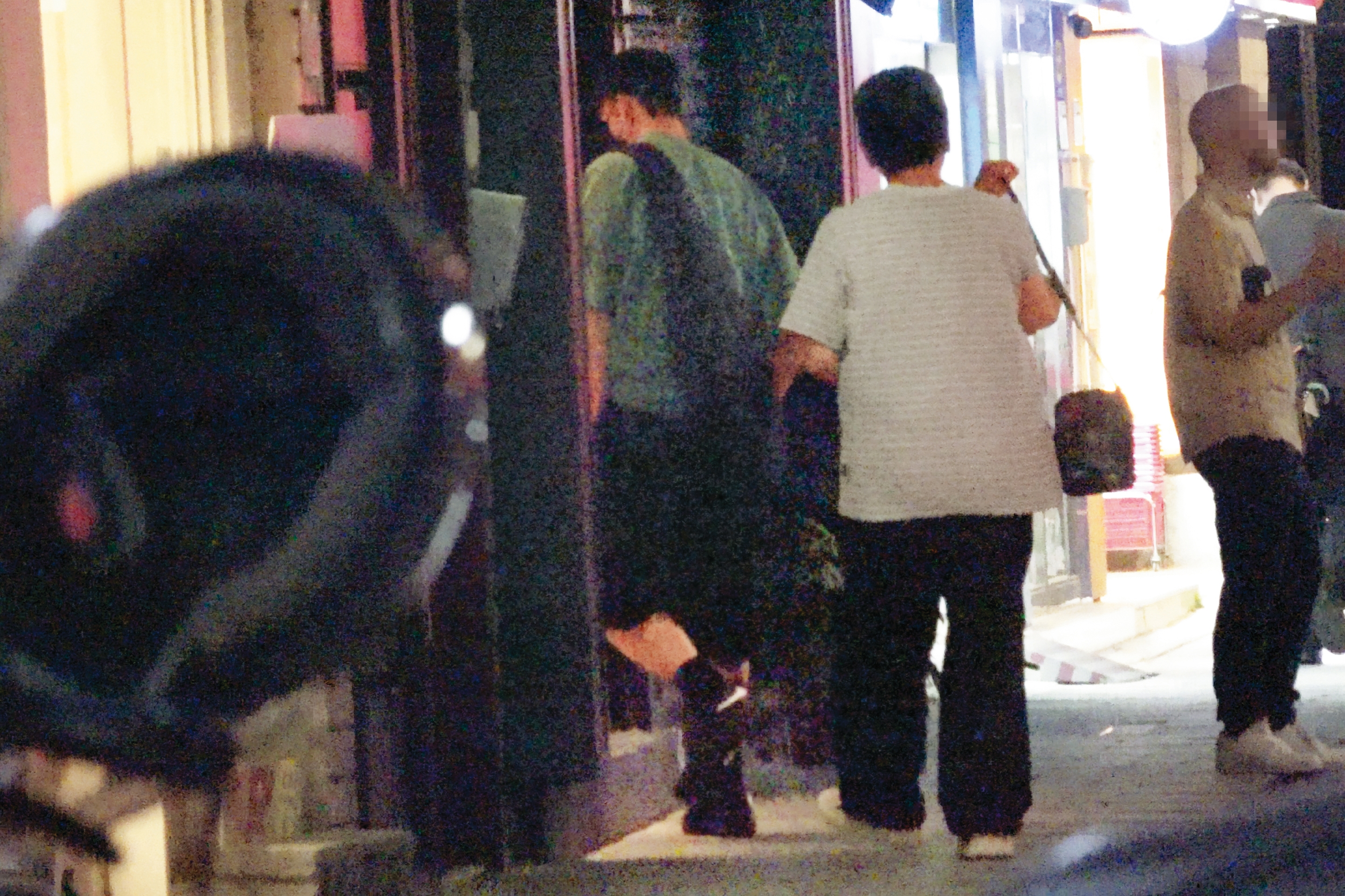 許光漢(左)的經紀公司為他辦趴,包含員工家屬約3、40人參加。