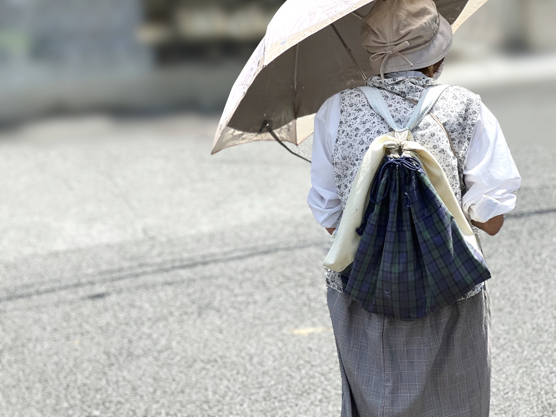 網友透露一名80多歲阿嬤每天在麥當勞苦讀英文，有問題就會主動找旁人提問。（示意圖，photoAC）
