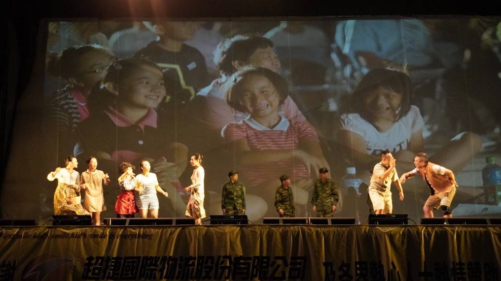 高雄永安場「在地故事」特別加入烏坵鄉的介紹，伴以烏坵國小的校歌格外有意義。（紙風車文教基金會提供）