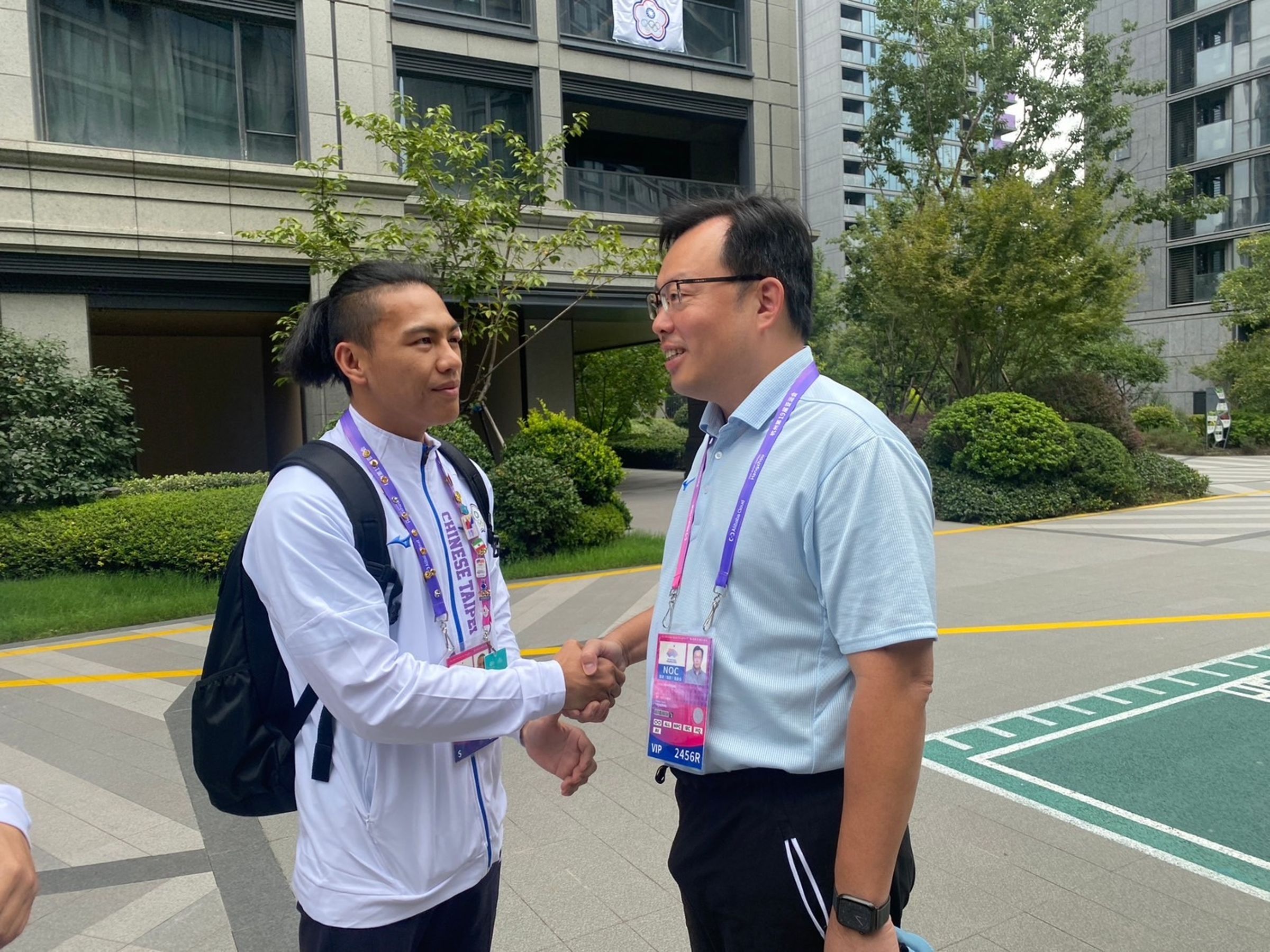 體育署署長鄭世忠(右)關心甘家葳選手(左)傷勢。(中華奧會提供)
