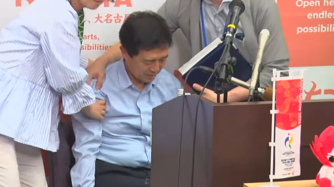 名古屋市長廣澤一郎今在記者會被接連問到狼師偷拍小學女童的事件，突然臉色蒼白，送醫救治。（翻攝自YouTube  THE PAGE（ザ・ページ））