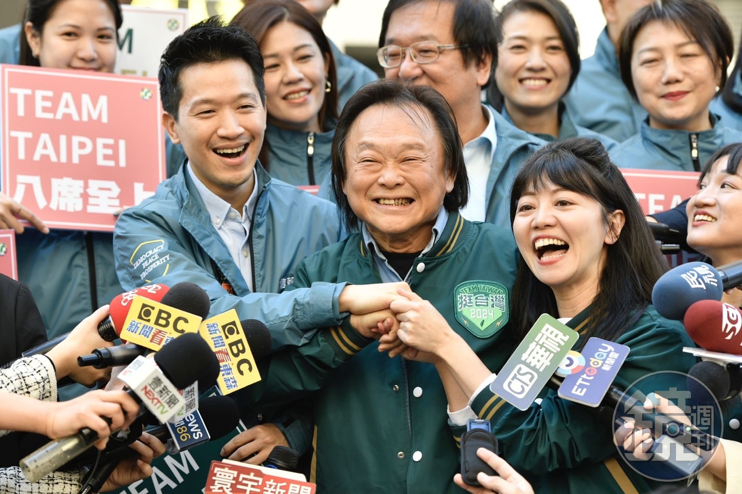 面對媒體提問,何志偉沒有正面回答是否會幫王世堅站台。(本刊資料照)