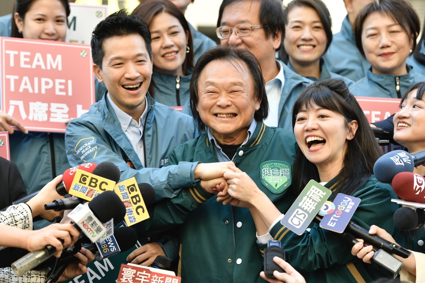 面對媒體提問，何志偉沒有正面回答是否會幫王世堅站台。（本刊資料照）