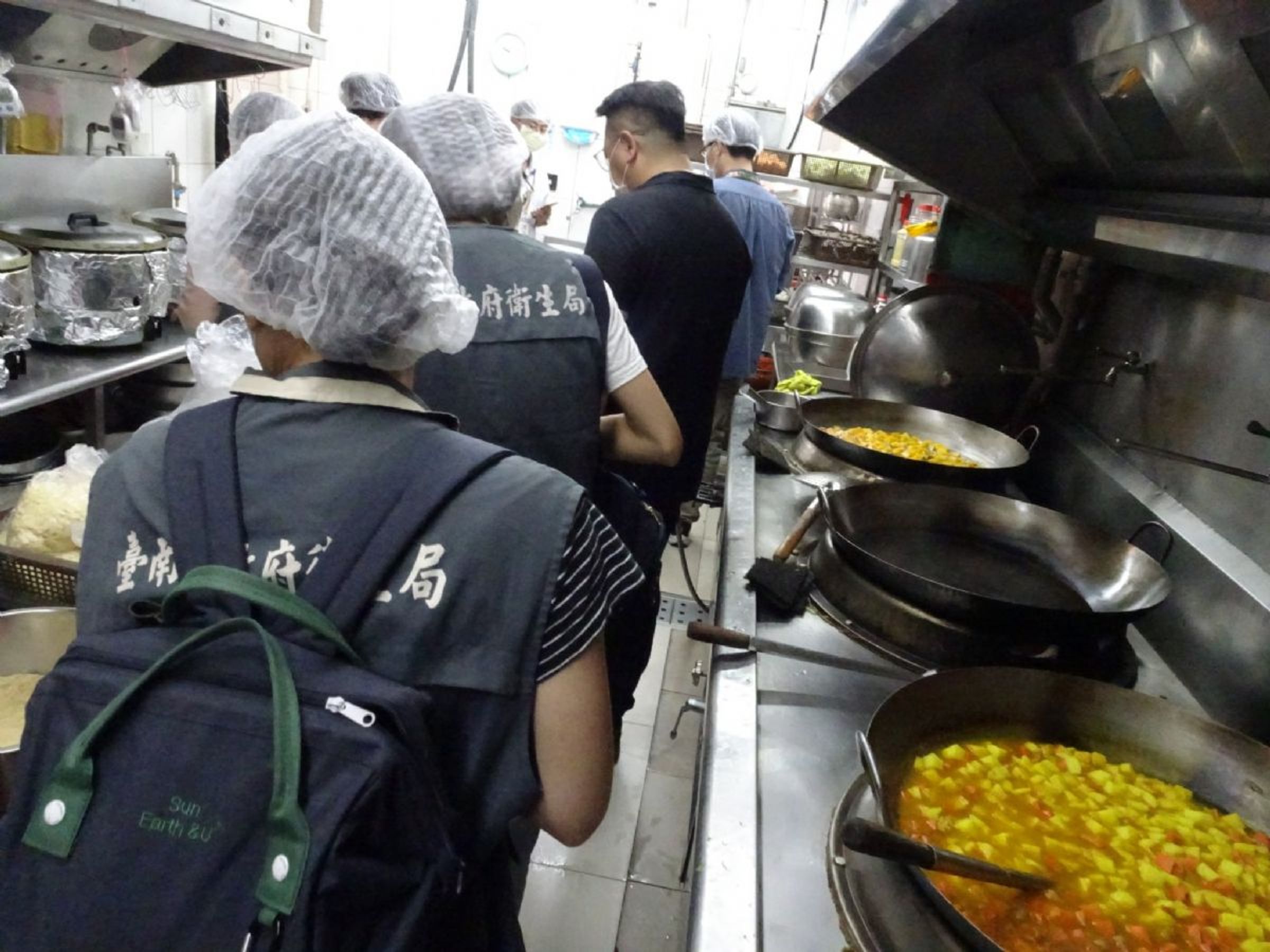 台南市政府衛生局針對國宴舉辦場所、食材供應商及工作人員餐食進行查核,為就職國宴做好食安把關。(台南市政府衛生局提供)