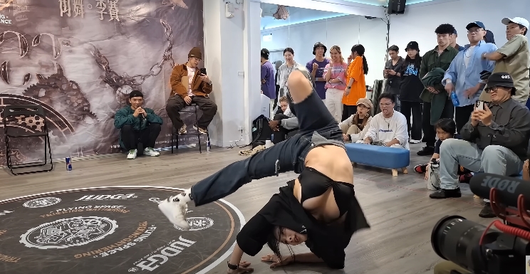 舞者Nini與另一名女舞者進行對決,21秒的舞蹈意外在日本爆紅。(翻攝自YouTube)