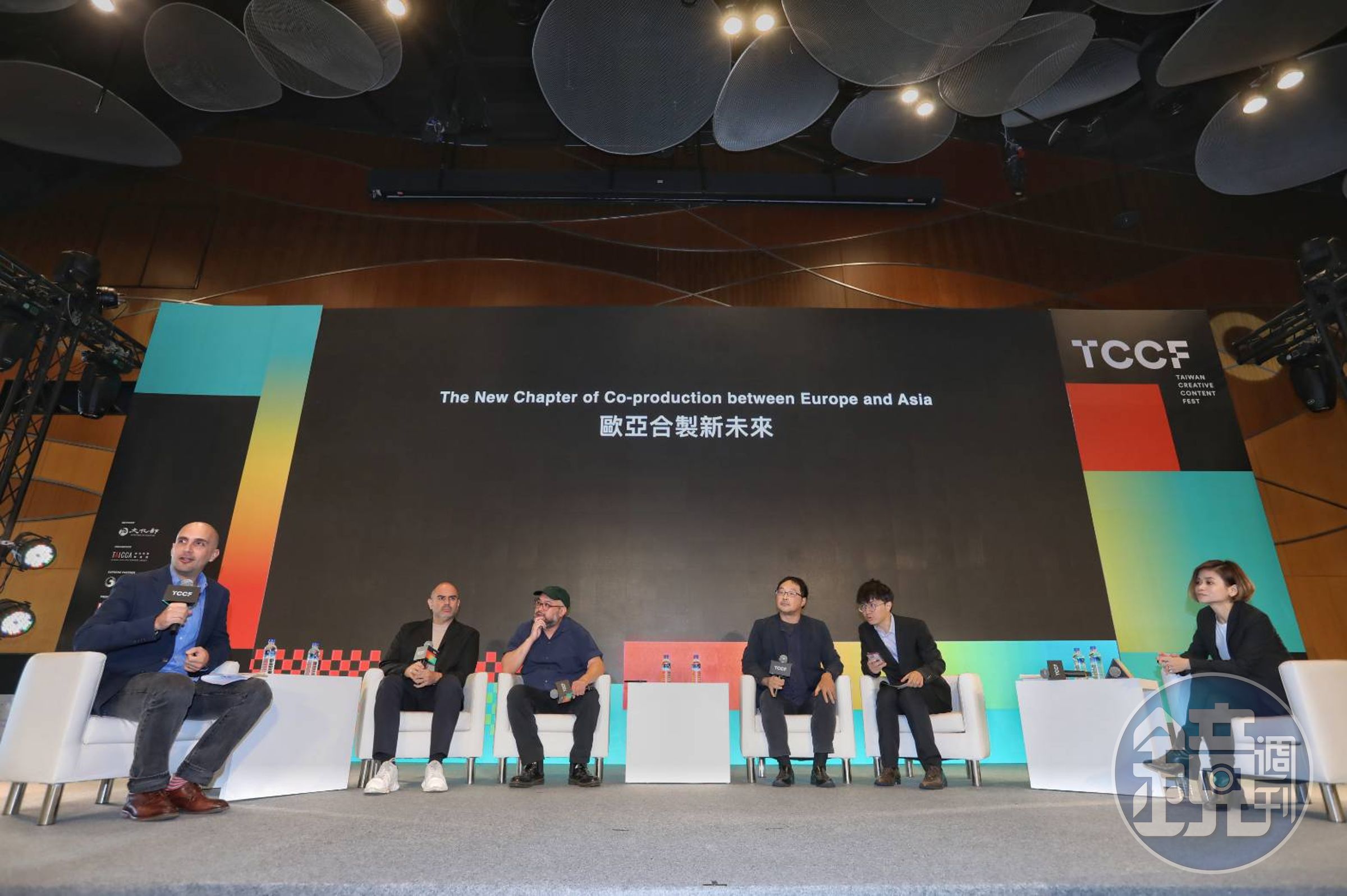 TCCF舉辦「歐亞合製新未來論壇」,文化內容策進院內容策進處國際合資組組長唐翊雯(右一)與導演深田晃司(右三)、潘宇綱和菲利培加貝茲暢談合製經驗,左為主持人陳璽文。