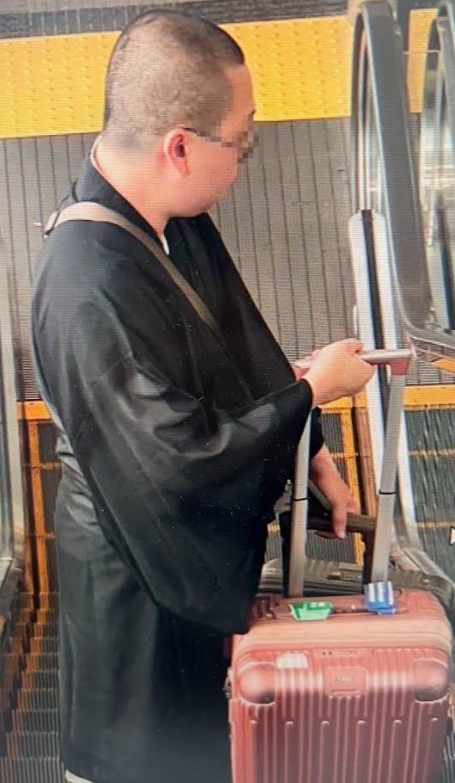1名男子變裝當和尚，從日本成田機場免稅店夾帶560條加熱菸闖關回台。（翻攝畫面）
