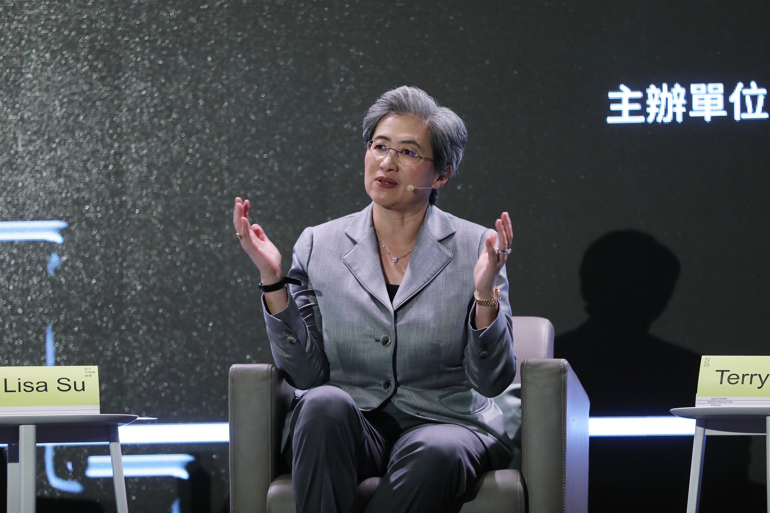 蘇姿丰睽違10年重回台南，演講活動吸引超過800人擠爆現場。