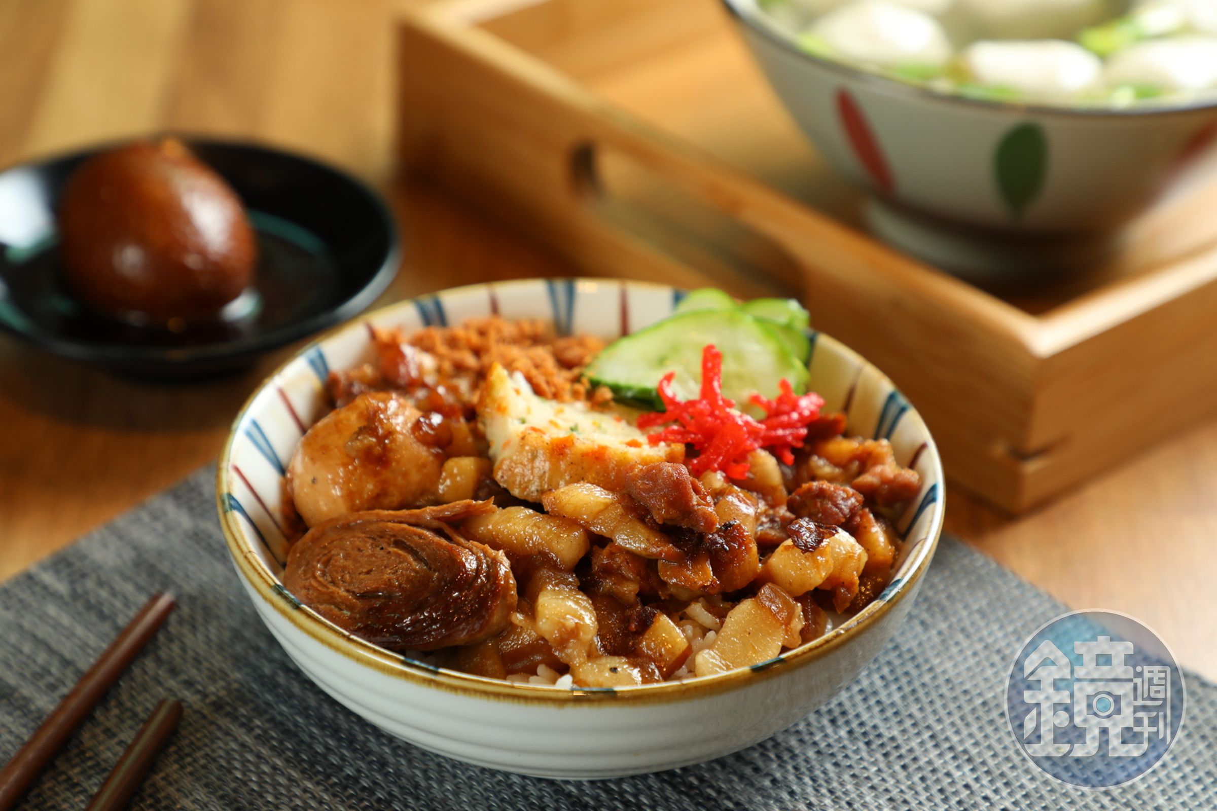 施記肉粽也販售台南口味的「肉燥飯」，選用上等醬油滷肉，讓人一嘗就停不下來。（45元／碗）