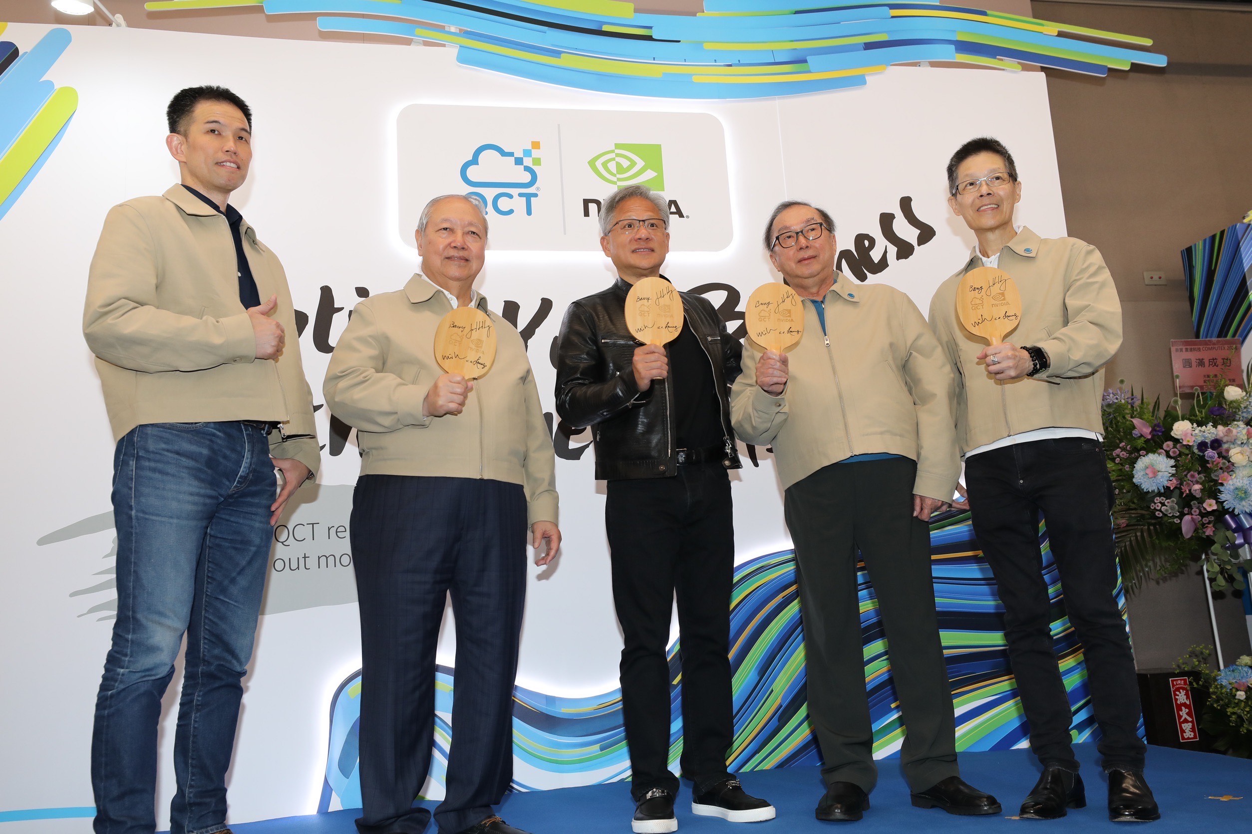 林百里送上台灣檜木製造的桌球拍，象徵廣達與輝達的關係相當緊密。