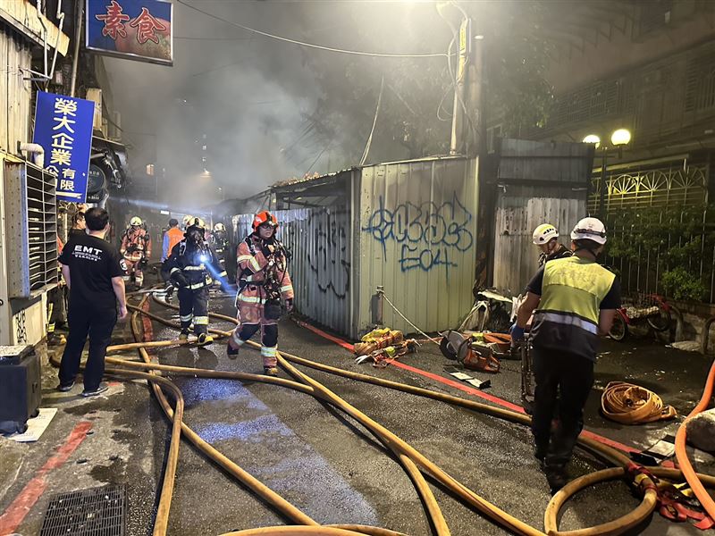 起火鐵皮屋濃煙竄出，附近上百位住戶都緊急疏散，消防局接獲報案後，立刻調派消防員前往灌救。（翻攝畫面）