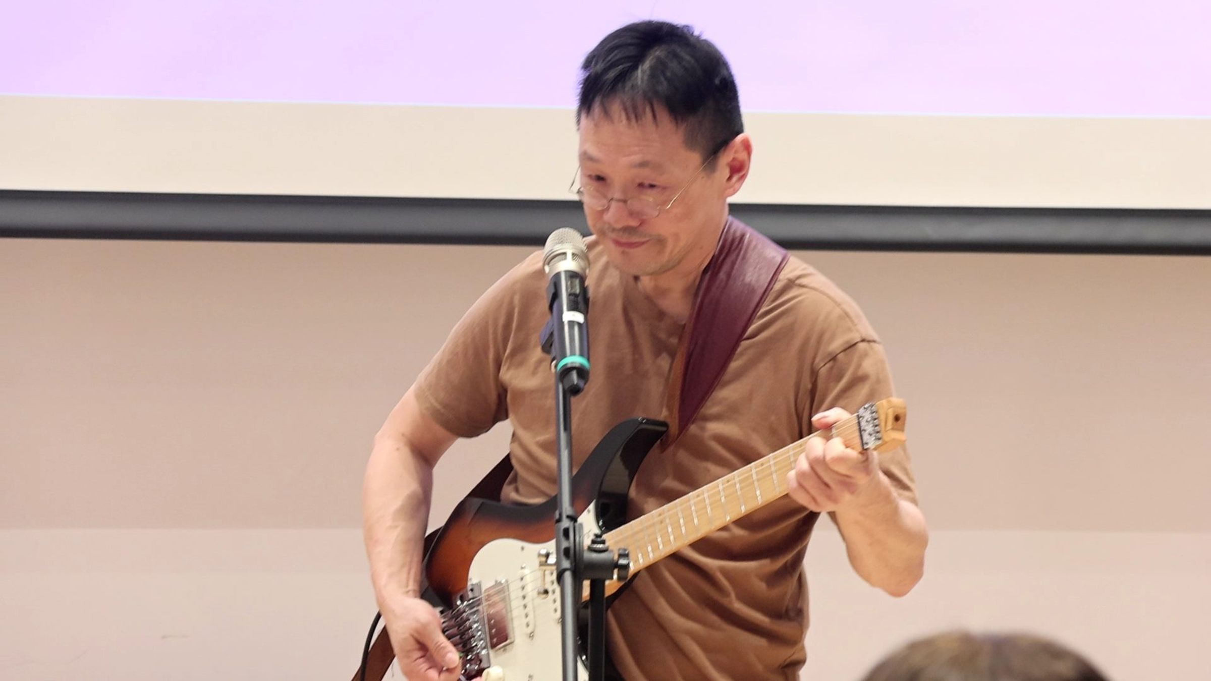 牙海岸出生的鄺老師帶來法國風格吉他自彈自唱。（國立台灣美術館提供）