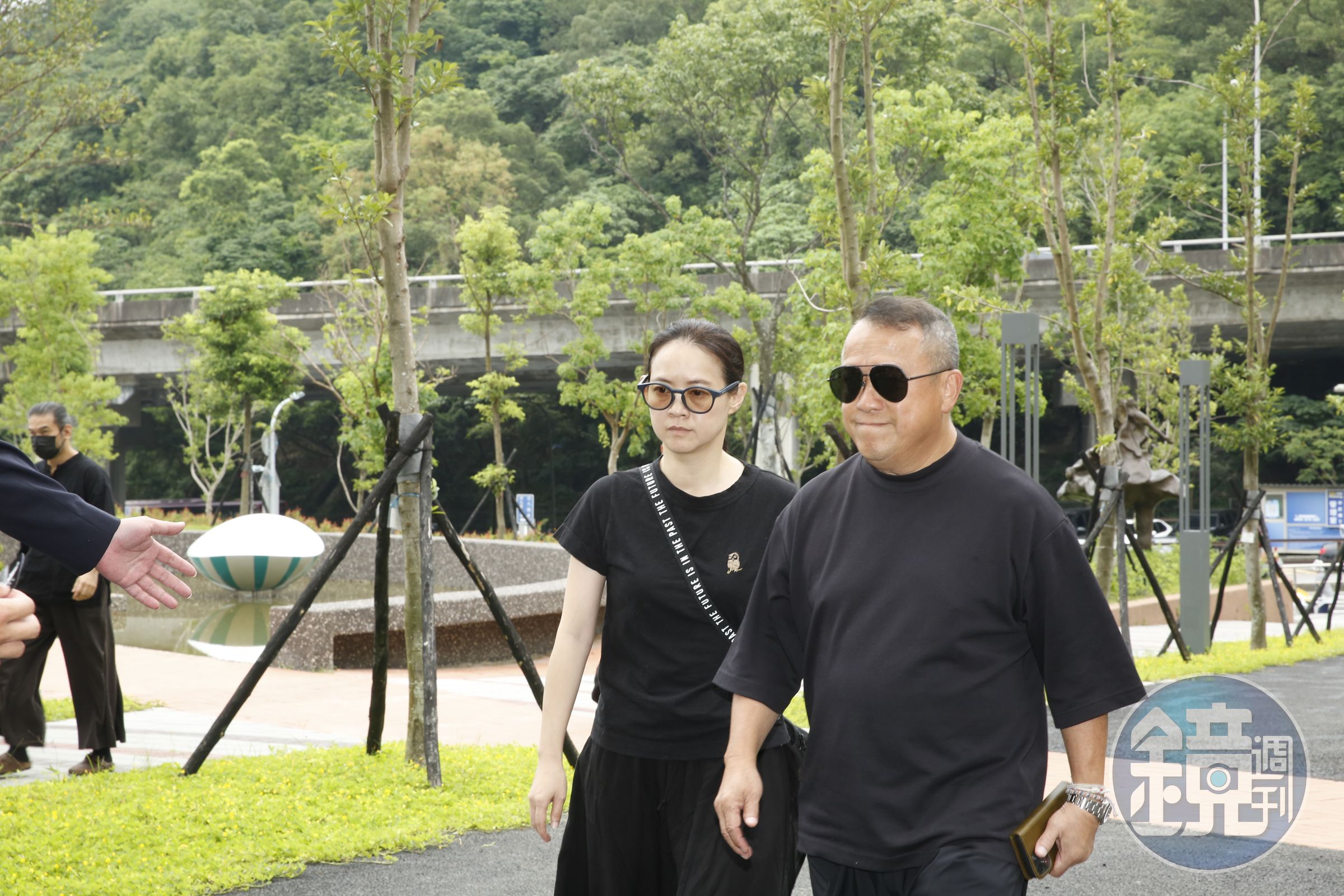 港星曾志偉與邱瓈寬交情深厚,特地飛來台與女兒曾寶儀來參加邱母的告別式。