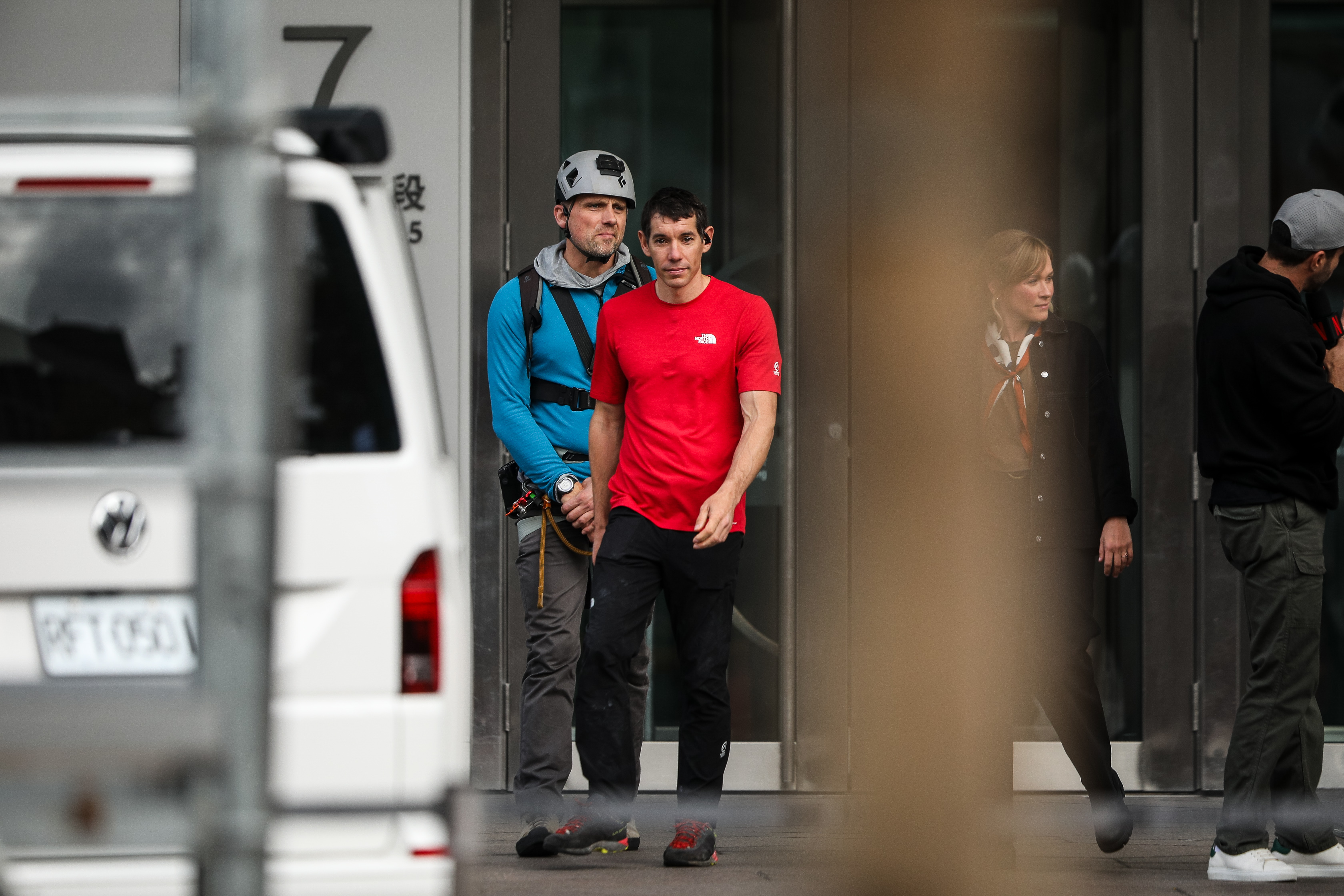 霍諾德在昨日用91分鐘完成徒手攀登台北101挑戰。（鏡報攝影組攝）