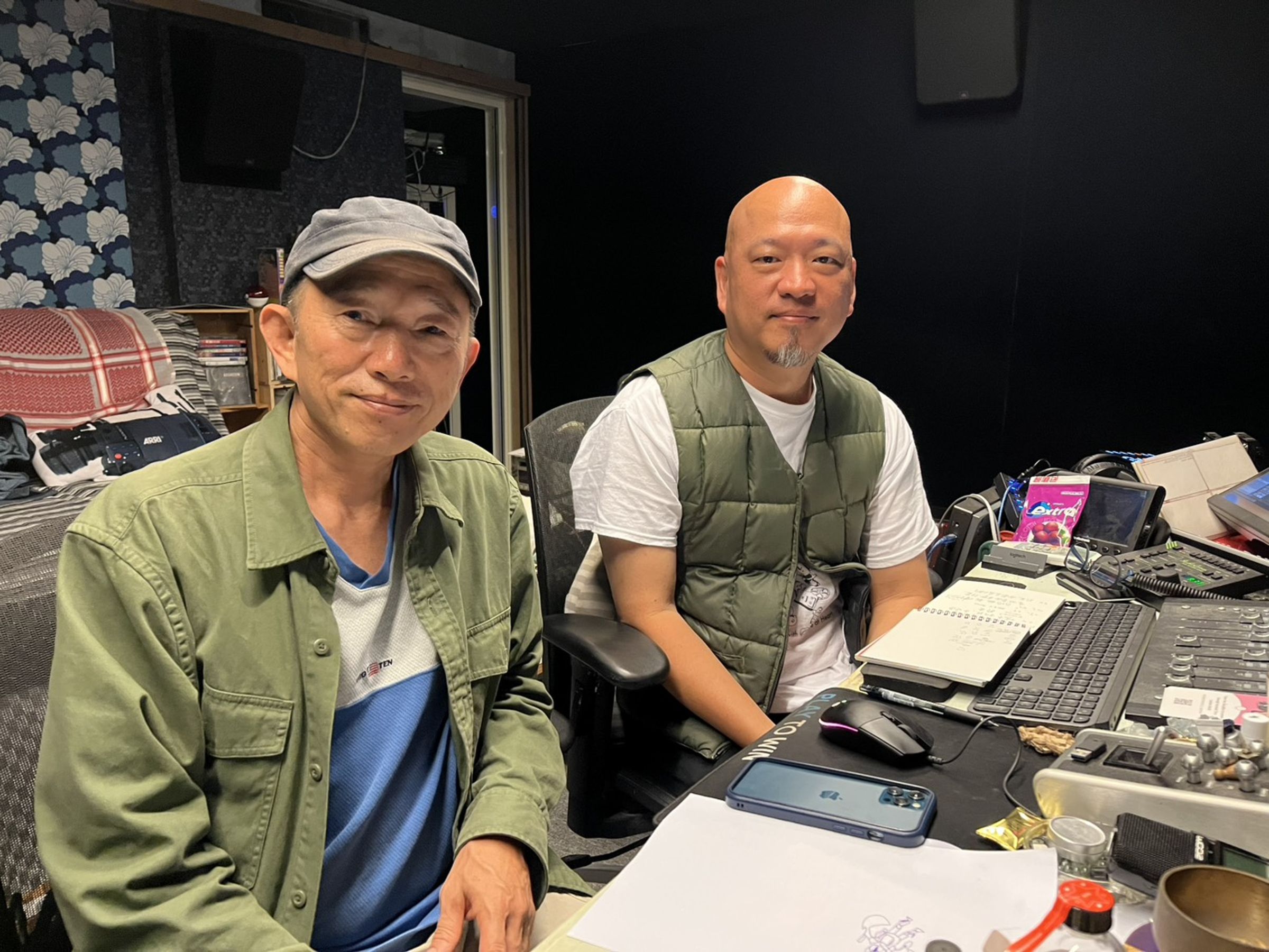 導演柯金源(左)邀請金馬獎最佳音效周震(右)參與新作《水.不水之間》。 (公視提供)