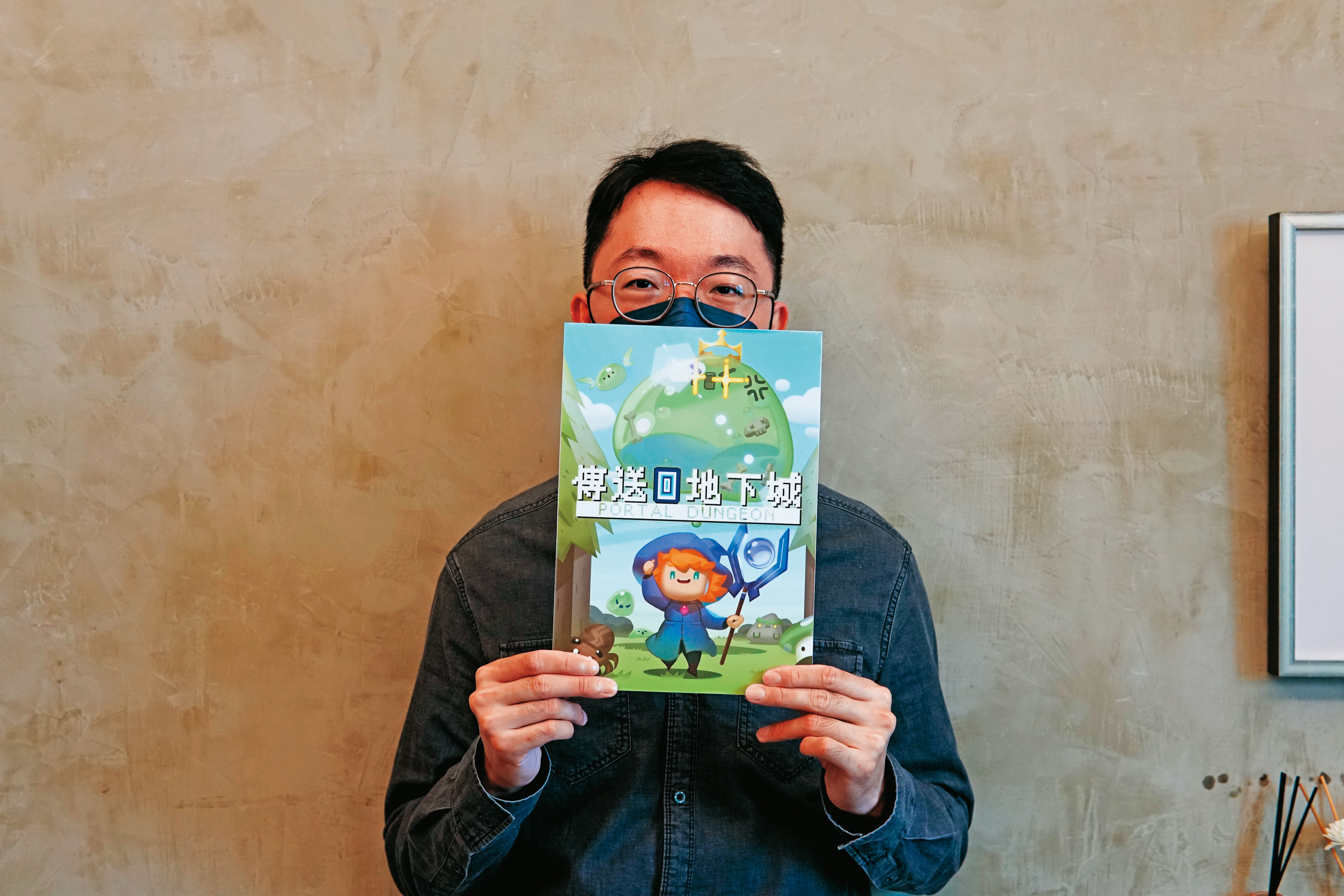黃冠璋自遊戲公司離職後成立暮犬工作室,投入獨立遊戲開發,《傳送地下城》是團隊第2部作品。(周文凱攝)