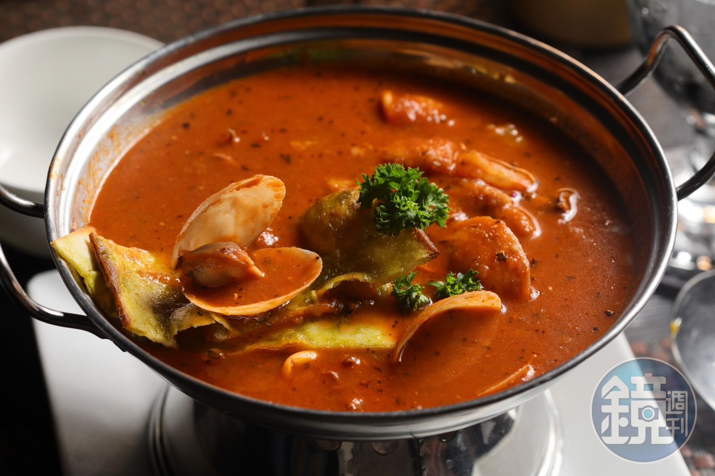 泰式風味的湯品「TOM YAM」加入了鮮蝦與雞肉,十分開胃。(12美元/大份,約NT$386)