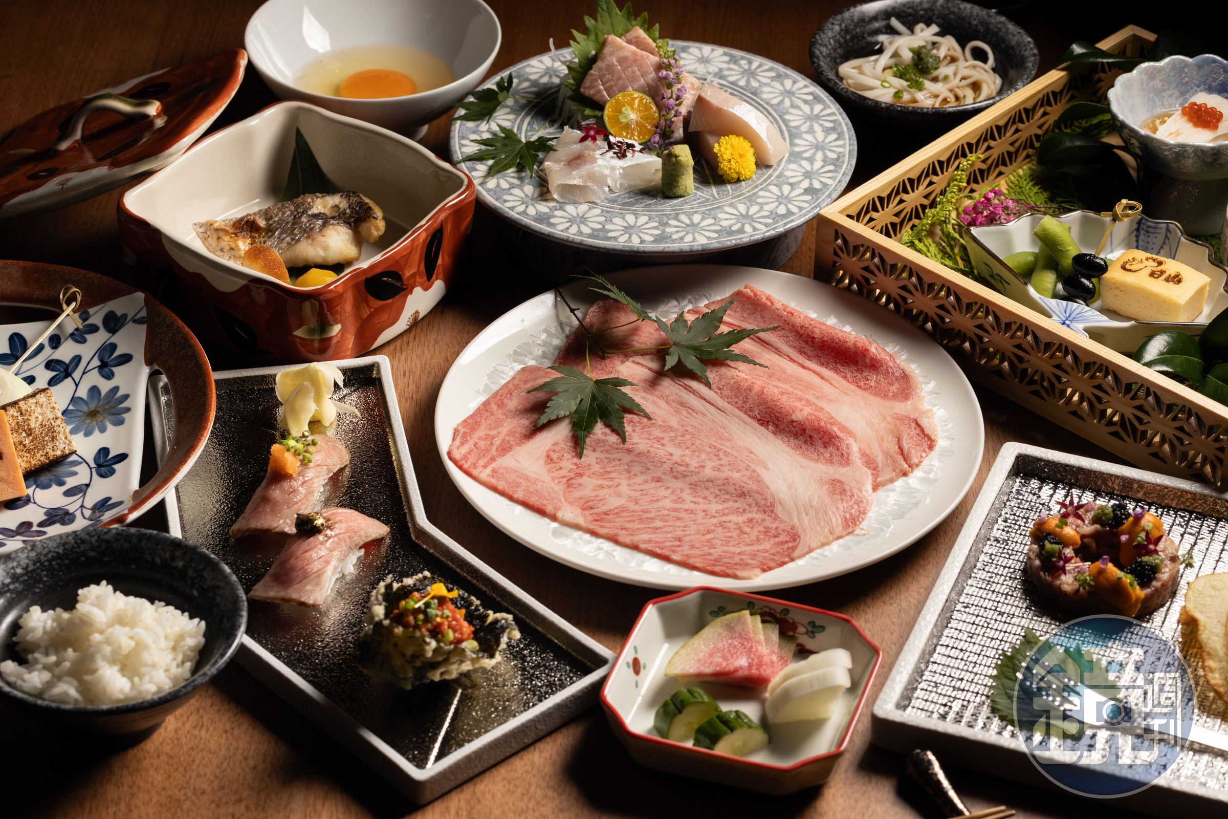 10月7日在台北開幕的東京人形町老店「壽喜燒割烹日山」，以自家挑選的和牛搭配精緻割烹料理，顛覆台灣食客對壽喜燒的刻板印象。（4,880元極上日山套餐菜色）