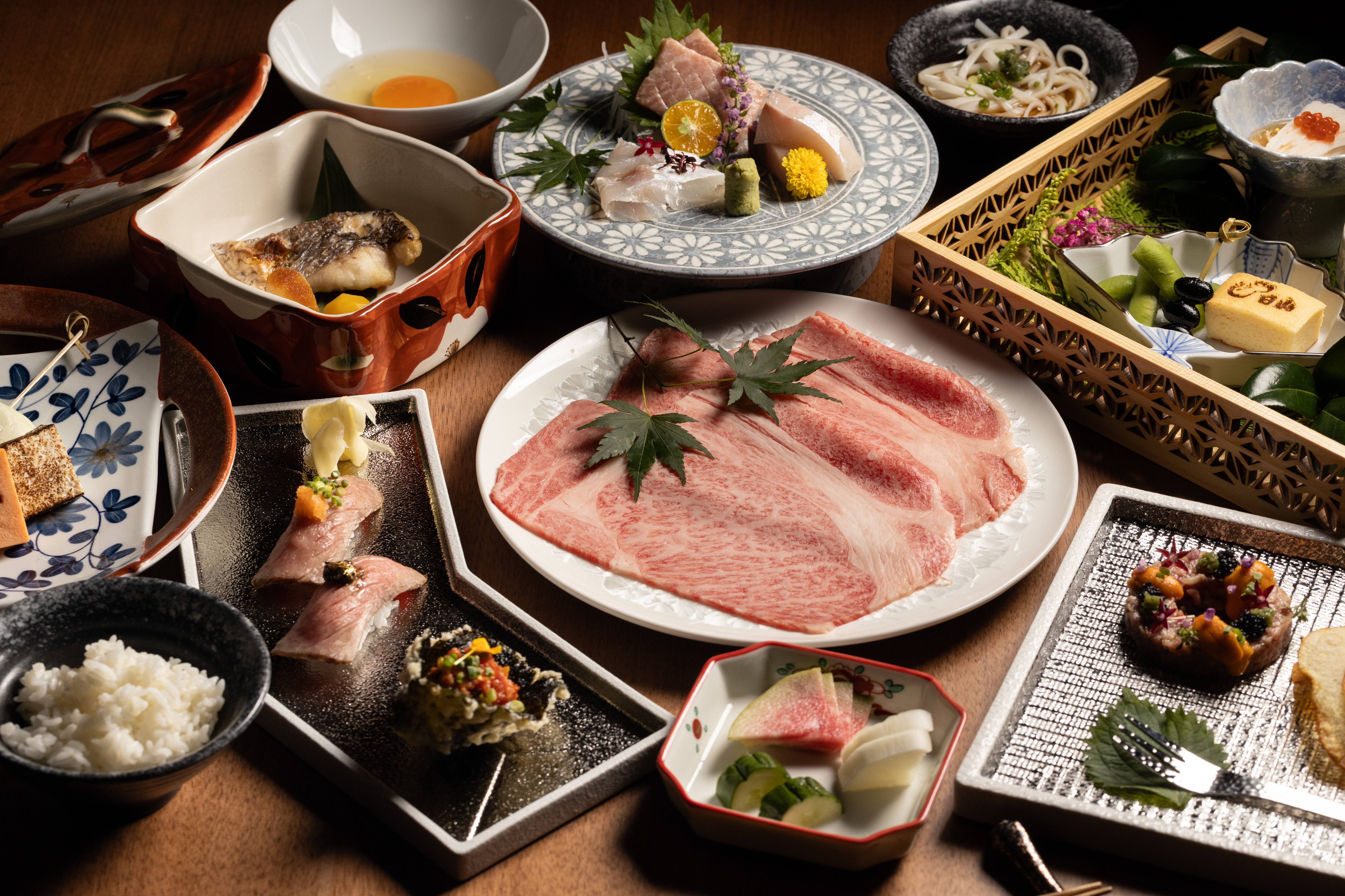 10月7日在台北開幕的東京人形町老店「壽喜燒割烹日山」，以自家挑選的和牛搭配精緻割烹料理，顛覆台灣食客對壽喜燒的刻板印象。（4,880元極上日山套餐菜色）