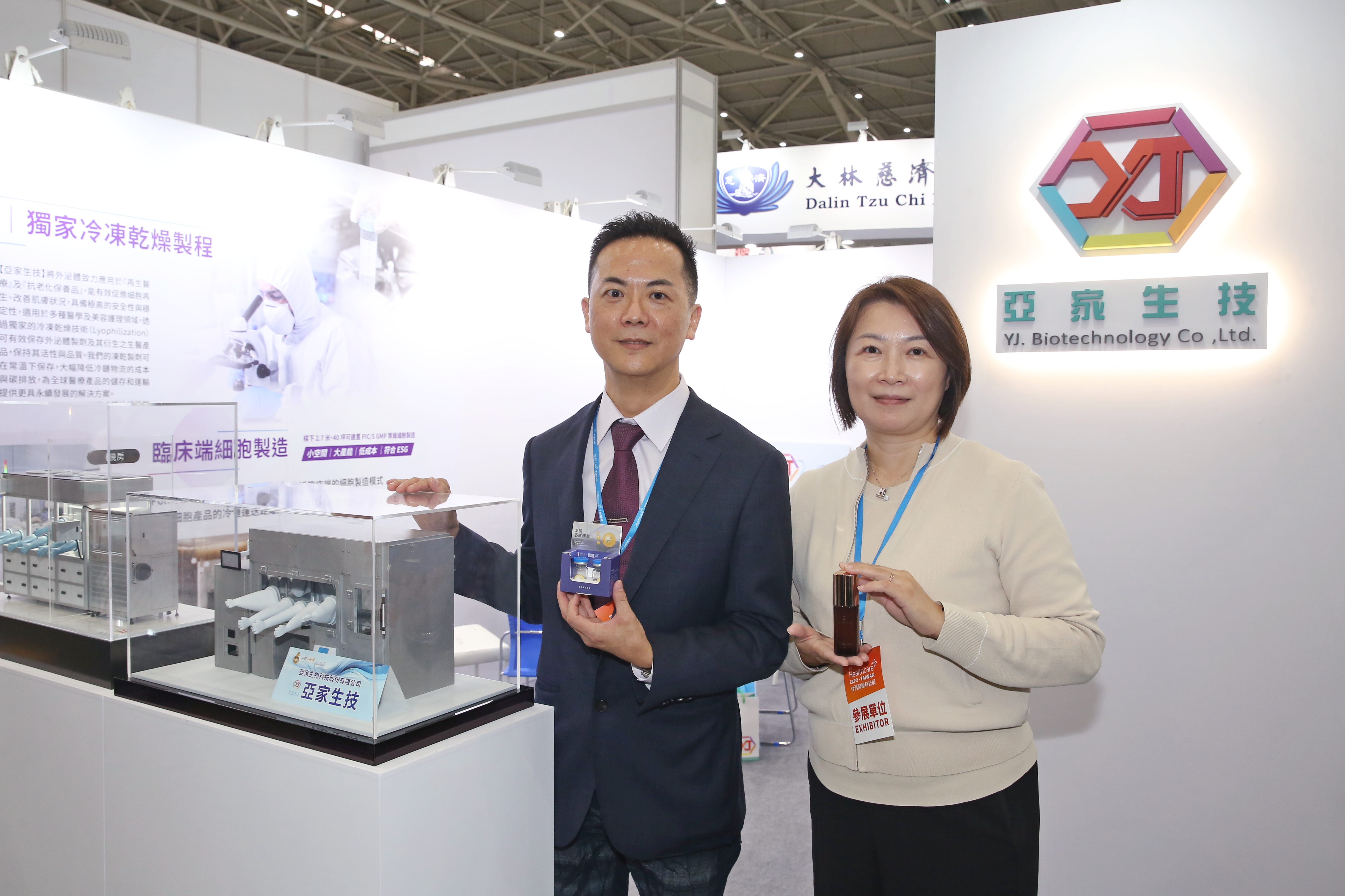 亞家生技在董事長李智慧（右）、總經理吳坤烈（左）的運籌帷幄之下，主打「微型智能細胞製劑廠整廠營運輸出」以及「外泌體CDMO研發代工」兩大業務。