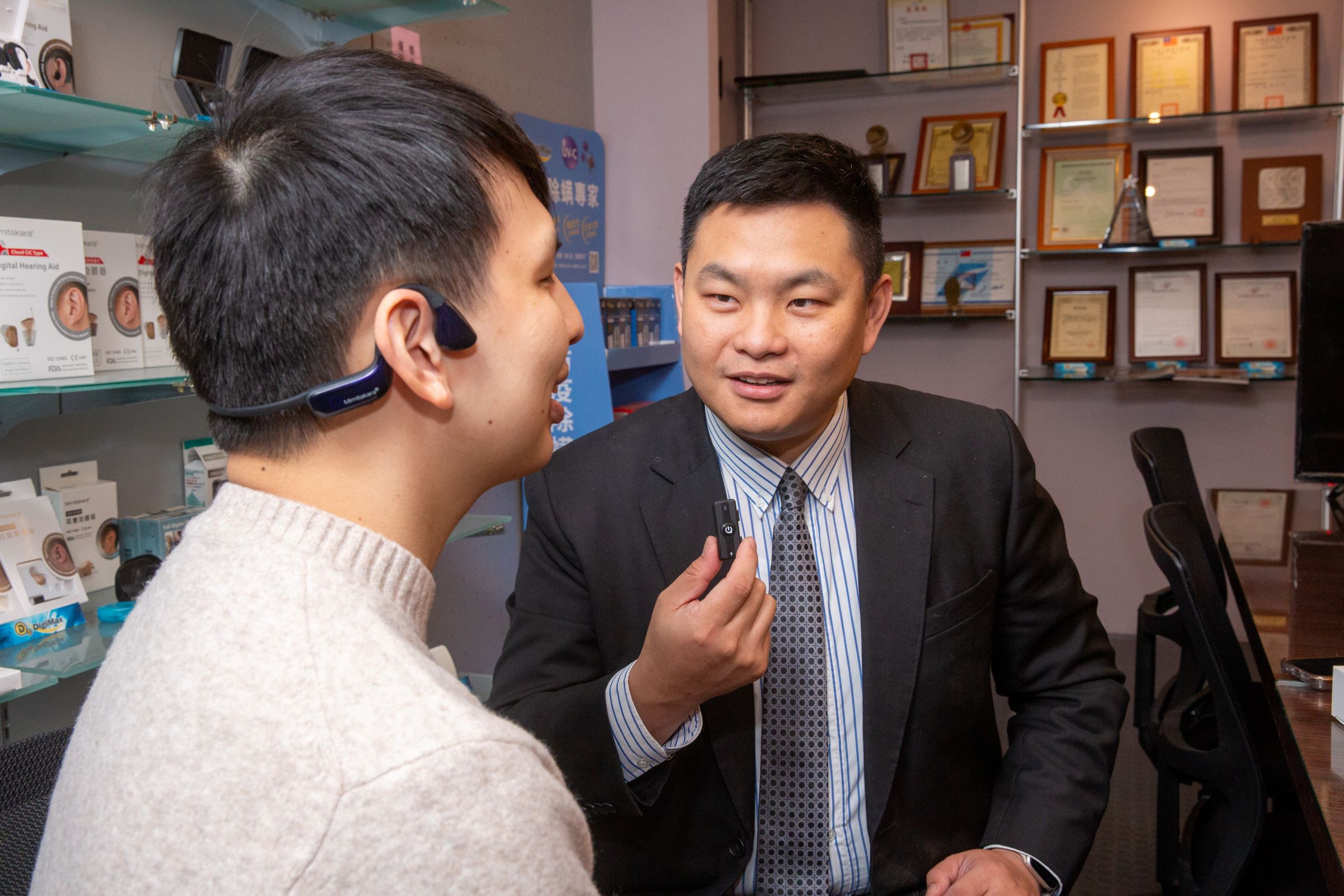 開出56間門市，年售出1萬6千多台助聽器的元健大和董事長吳少暉認為助聽器設計有兩個方向，一是採隱藏式，另一就是跟著音樂耳機流行走，而他所推出的最新骨傳導輔聽器，外型像極了運動耳機。（12,800元／組）