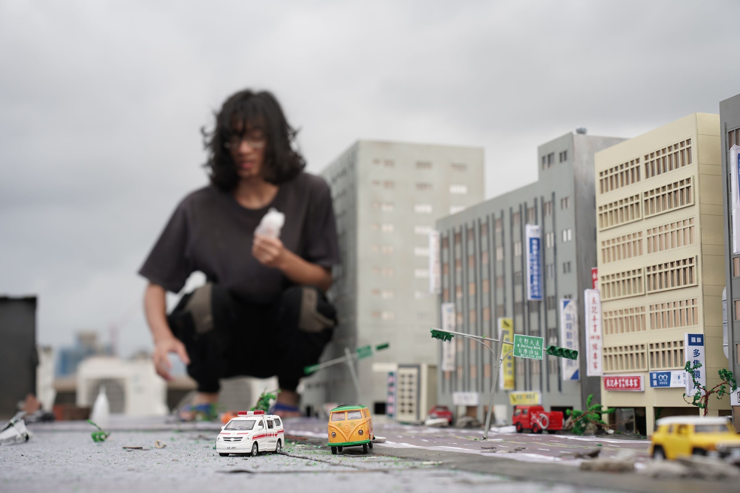  特攝片以微縮模型為場景突顯怪獸的高大，圖為特製隊拍片現場。（特製隊提供）